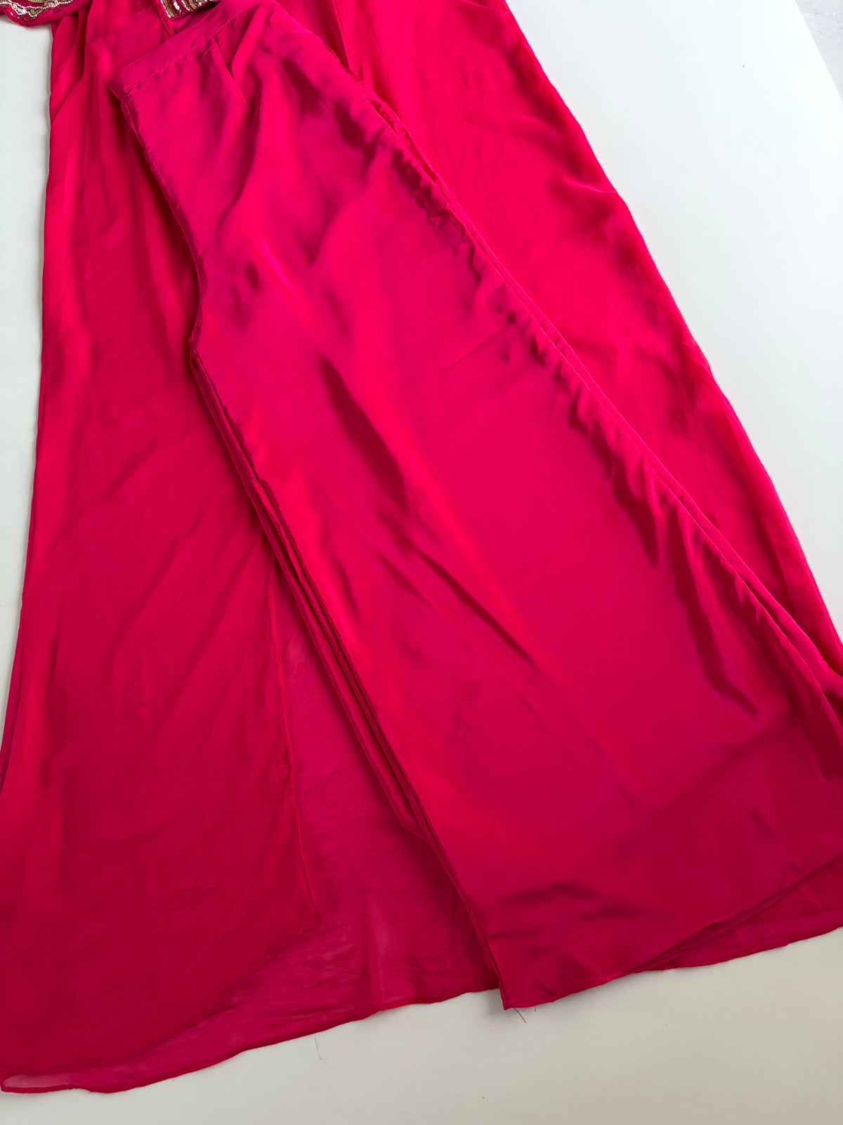 K652 - Reiner Crêpe-Crop-Top mit Handarbeit, Jacke und geteilter Hose