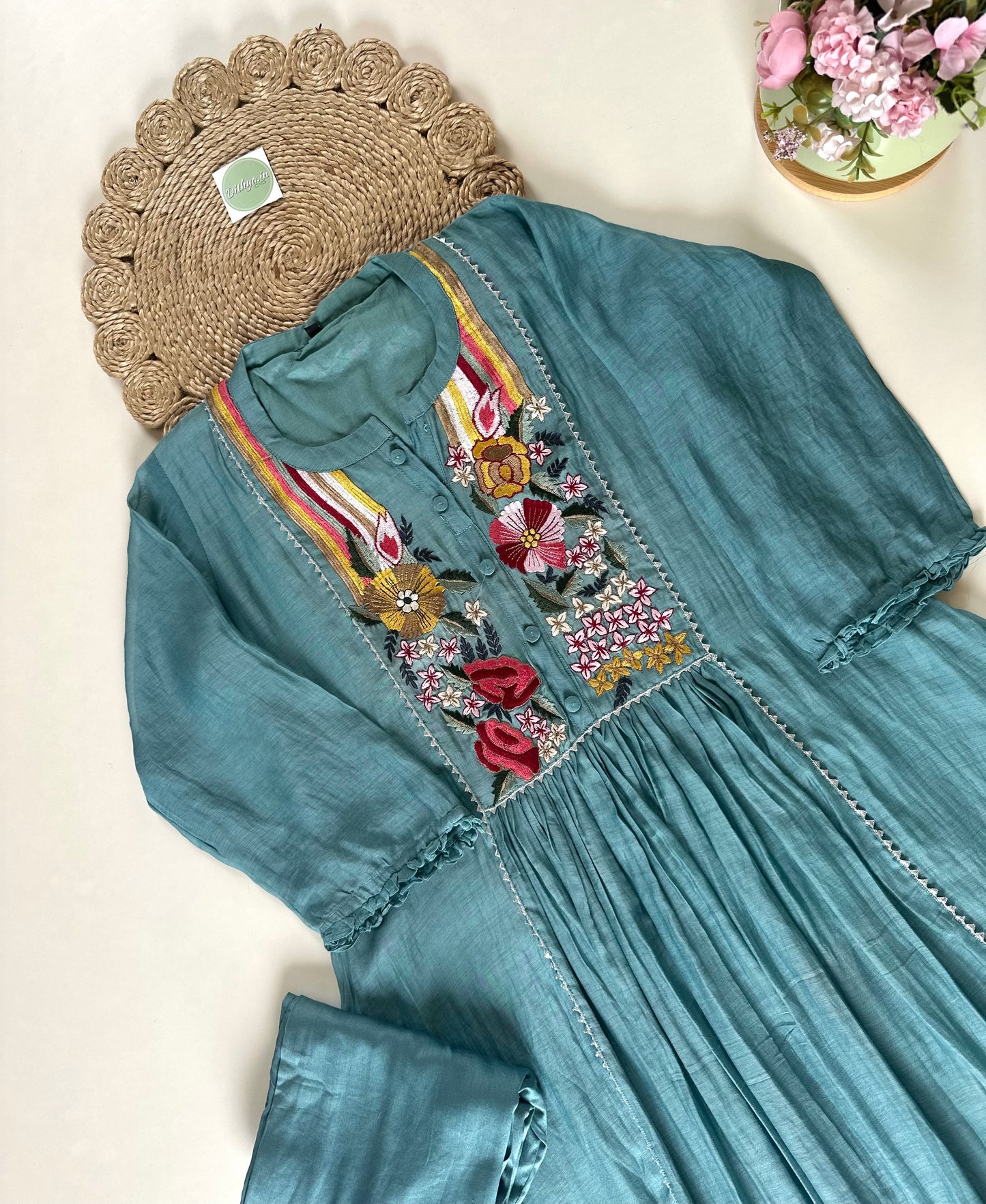 K066 – Bestickte A-Linien-Kurti aus Mul-Chanderi mit Hose in 2 Farben
