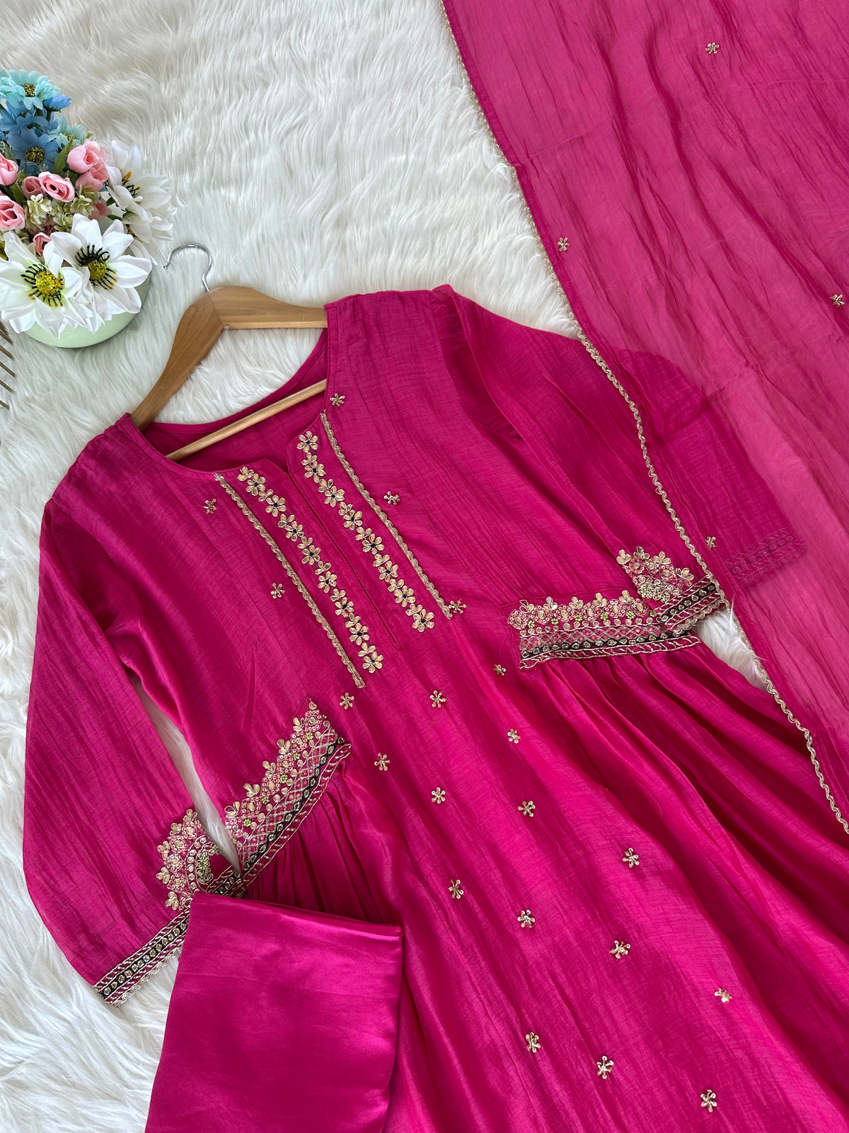 K142 - A-Linien-Kurti aus Mul-Chanderi mit Gota-Stickerei, dazu Hose und Dupatta