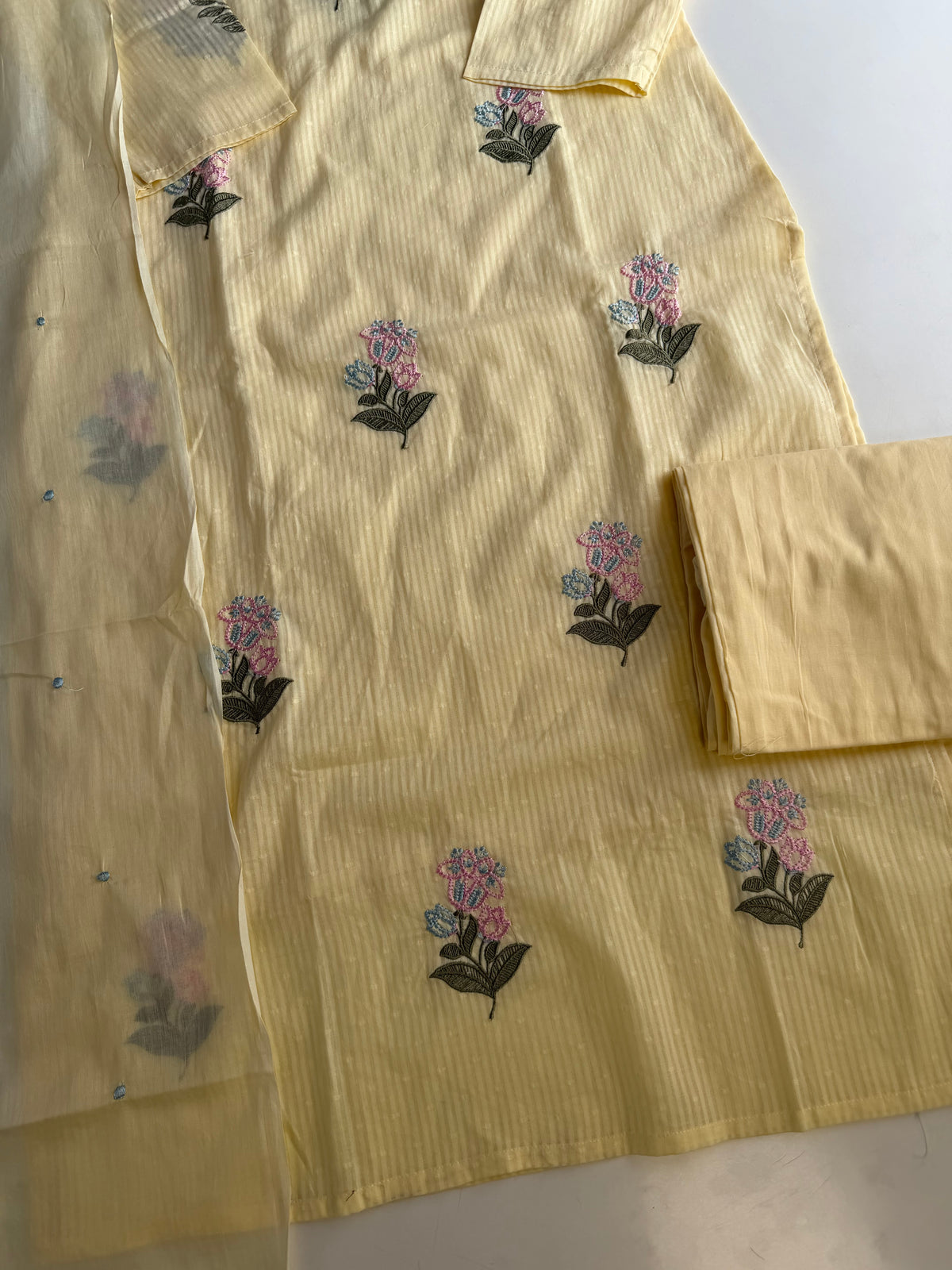 K678 – Gerader Kurti aus Mul-Baumwolle mit Stickerei, inklusive Hose und Dupatta