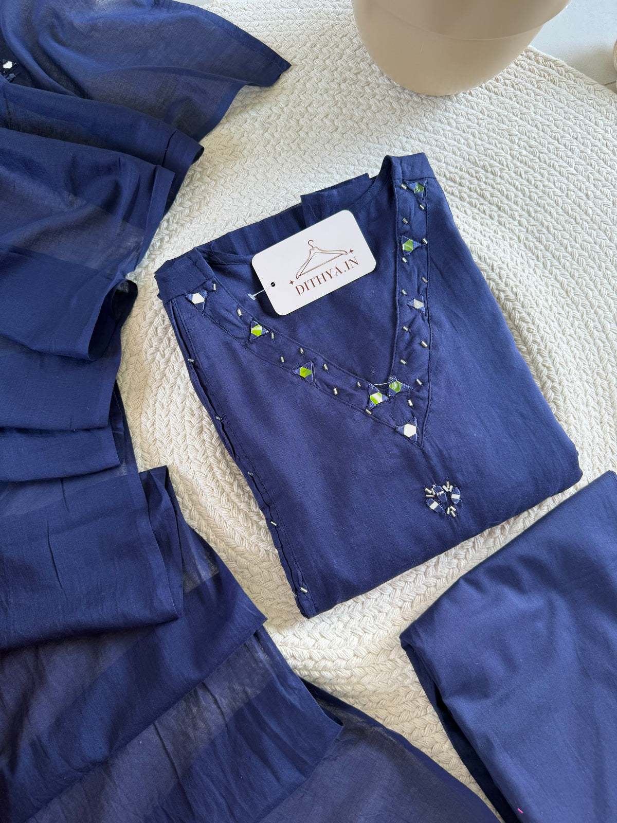 K300 – A-Linien-Kurti aus Mul-Baumwolle mit Spiegelstickerei, inklusive Hose und Dupatta, in 2 Farben