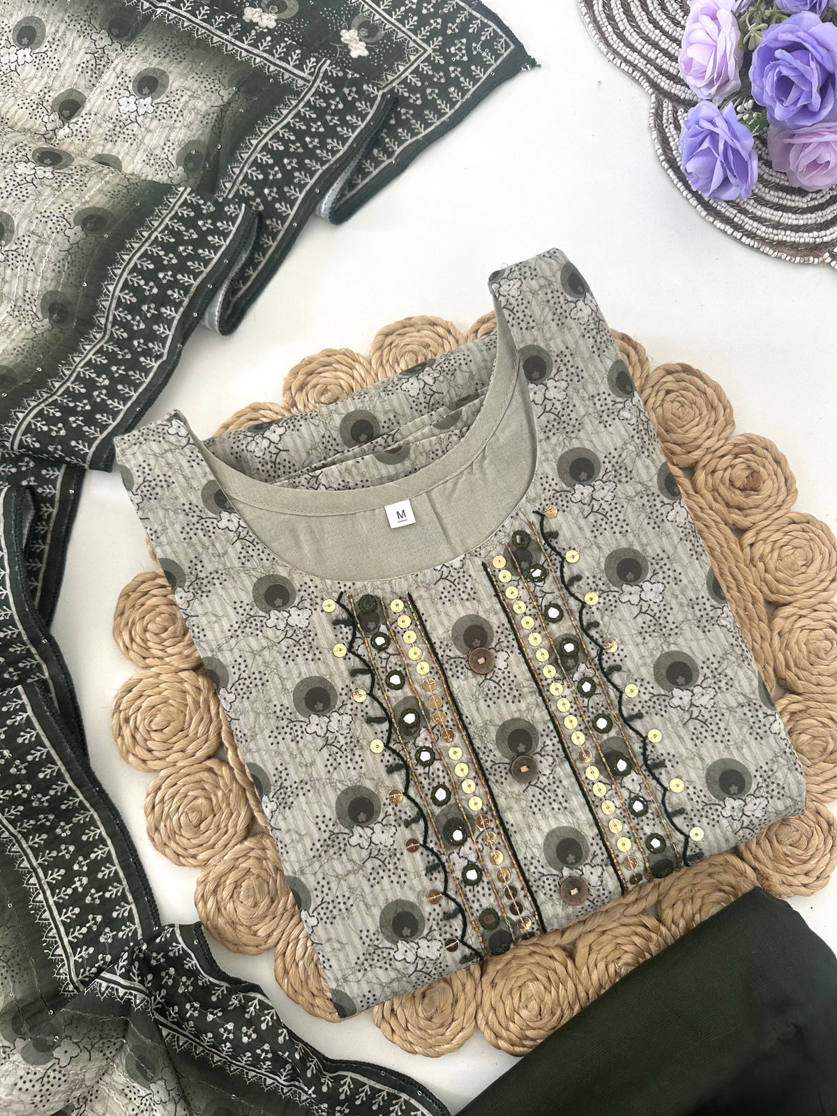 D035 - Gerades Kurti aus römischer Seide mit Hose und Dupatta