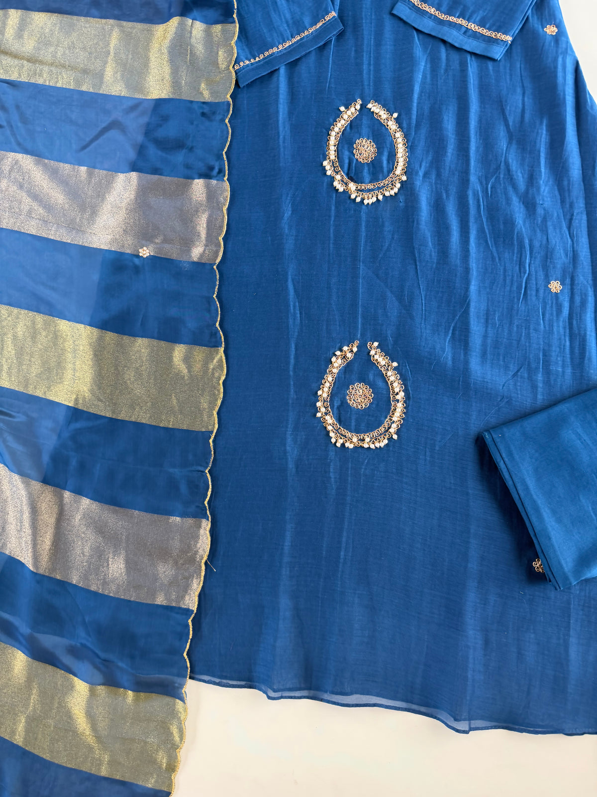 K261 - A-Linien-Kurti aus Mul-Chanderi mit Handstickerei, dazu Hose und Dupatta