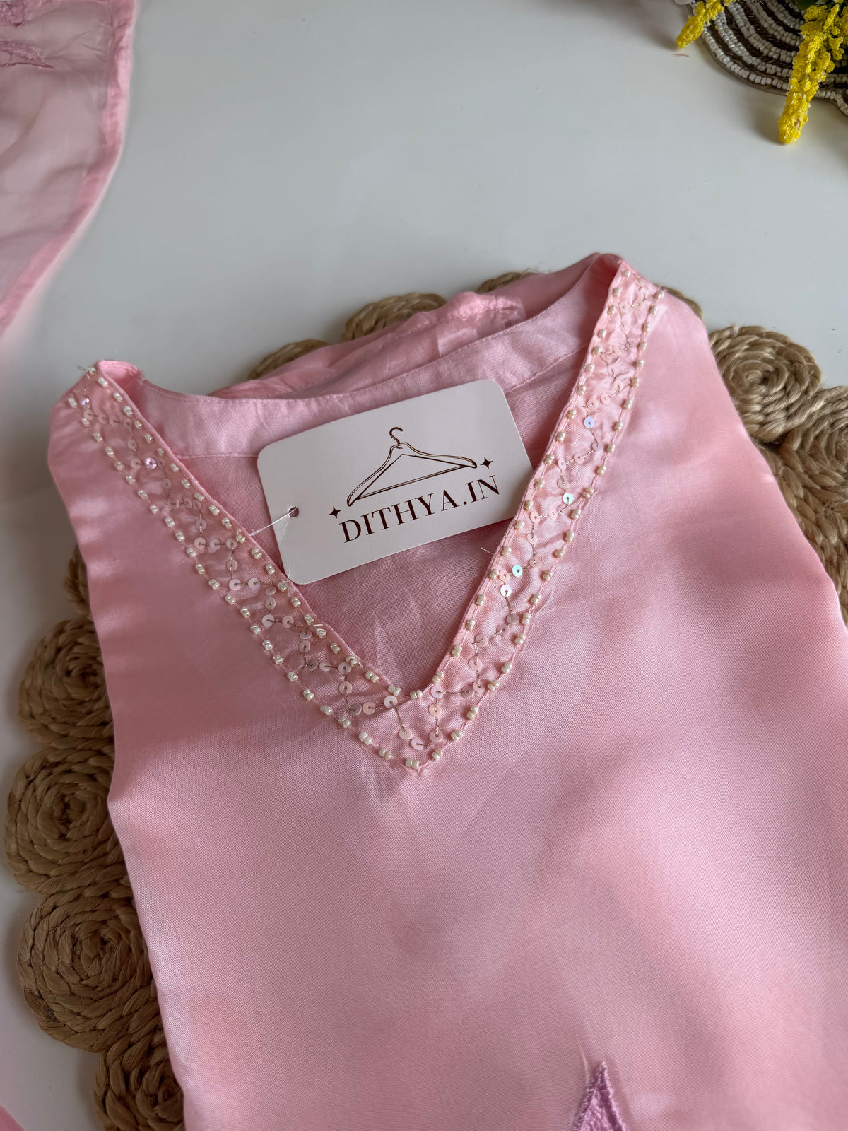 K393 – A-Linien-Kurti mit Viskose-Organza-Applikationen, dazu Hose und Dupatta