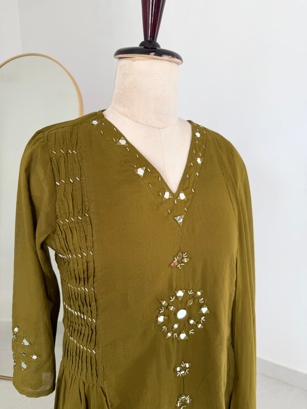 K300 – A-Linien-Kurti aus Mul-Baumwolle mit Spiegelstickerei, inklusive Hose und Dupatta, in 2 Farben