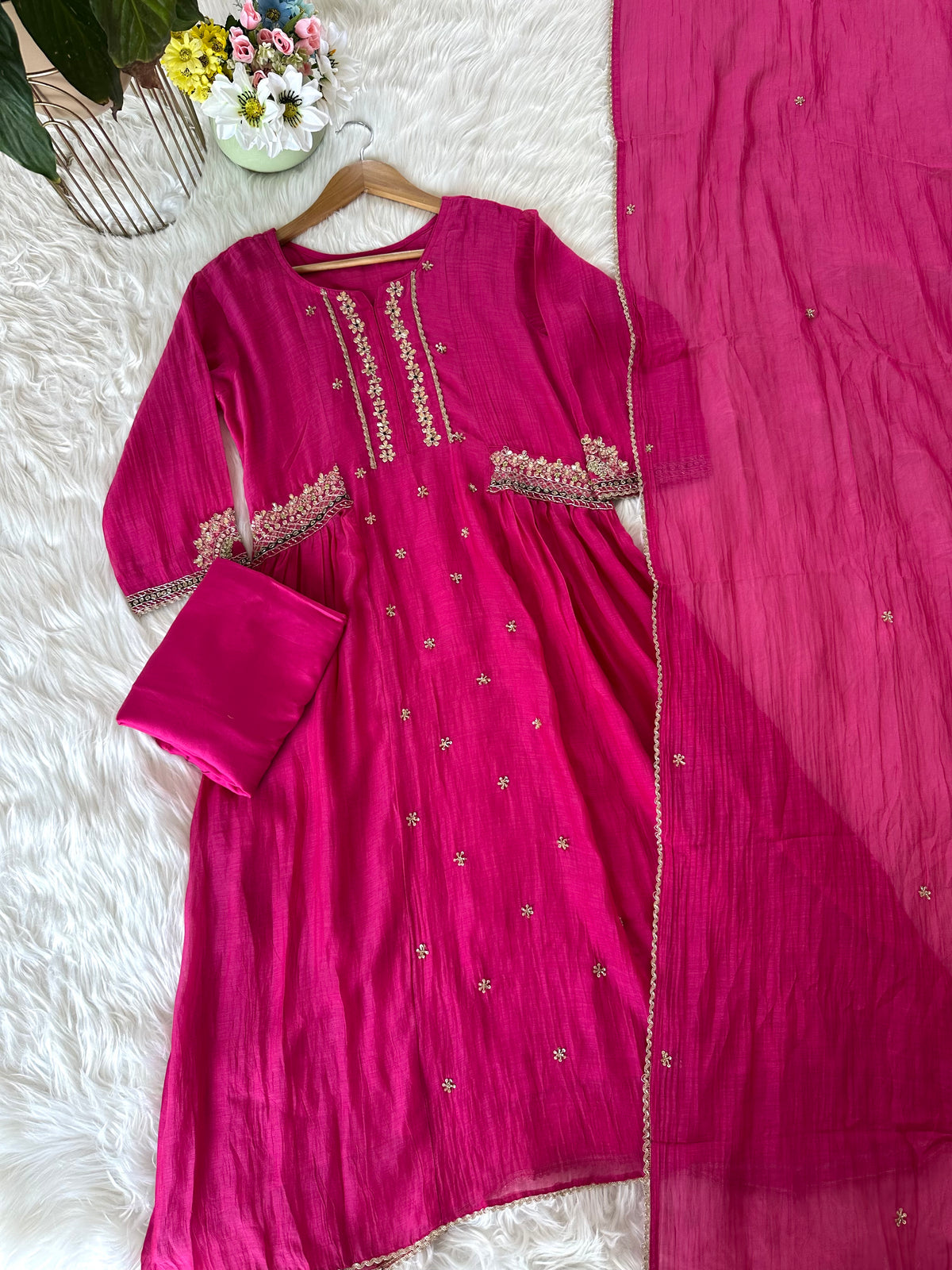 K142 - A-Linien-Kurti aus Mul-Chanderi mit Gota-Stickerei, dazu Hose und Dupatta