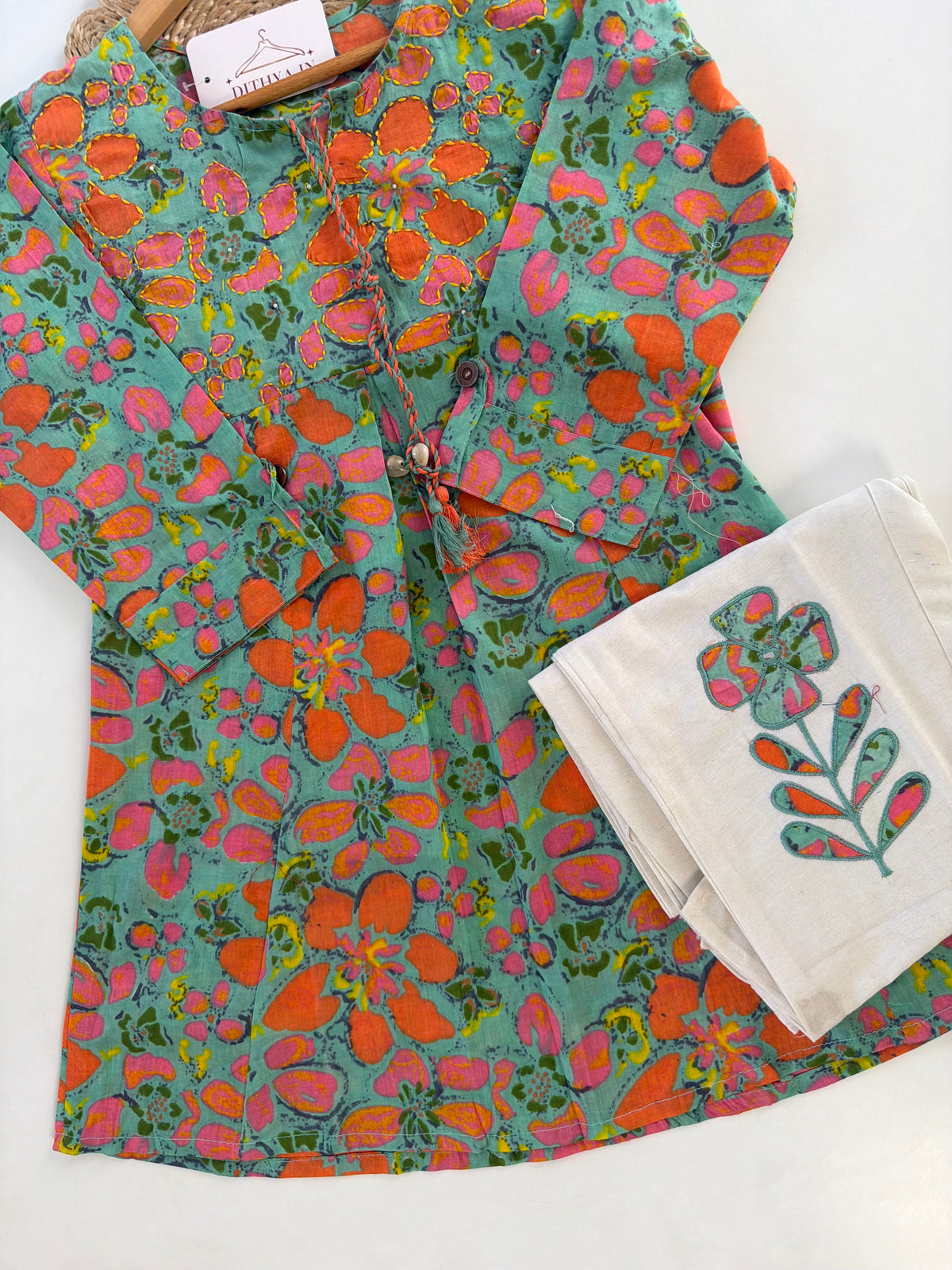K357 - Kurzer, bestickter Kurti aus reiner Mul-Baumwolle mit Hose