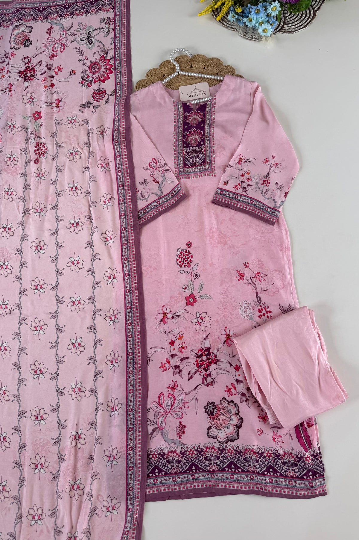 K452 – Bedruckte, gerade geschnittene Musselin-Kurti mit Hose und Dupatta