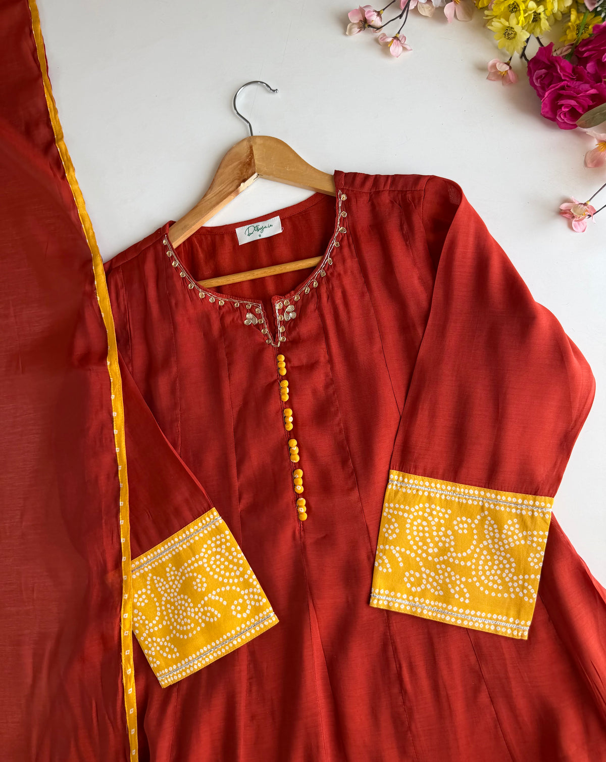 K692 - Surat Mul Chanderi Anarkali mit Handarbeit, Hose und Dupatta