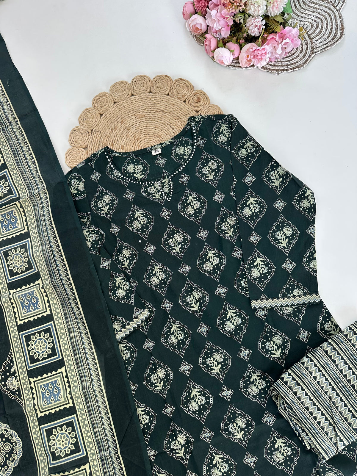 K038 – Gerader Kurti aus bedruckter Baumwolle mit Hose und Dupatta