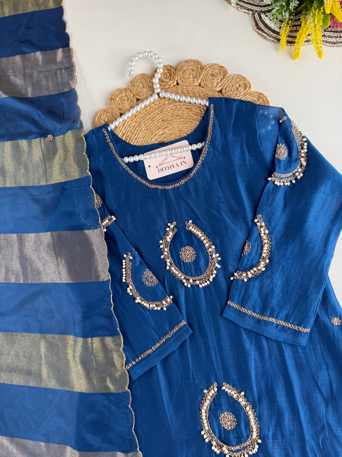 K261 - A-Linien-Kurti aus Mul-Chanderi mit Handstickerei, dazu Hose und Dupatta
