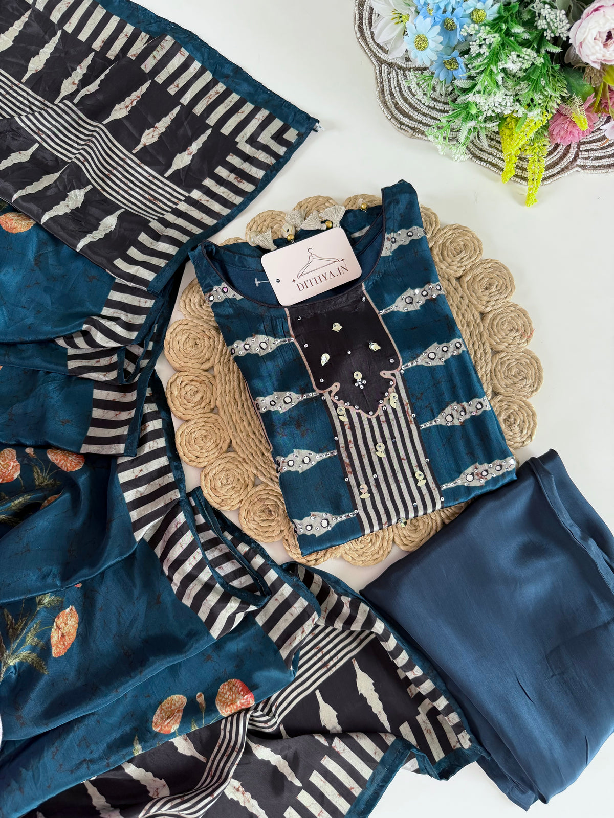 K586 – Reiner Krepp-Ajrakh-Kurti in geradem Schnitt mit Hose und Dupatta