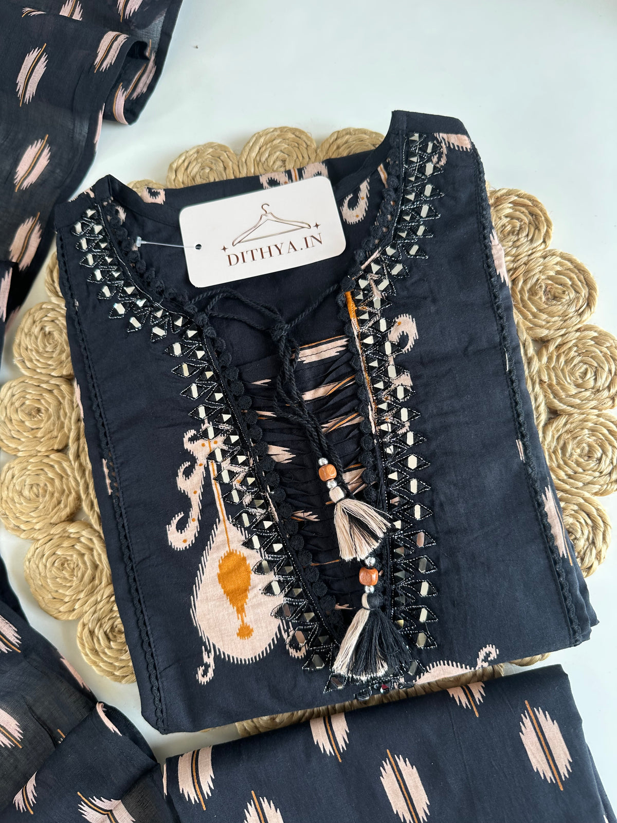 K685 – Bestickter A-Linien-Kurti aus Mull-Baumwolle mit Hose und Dupatta