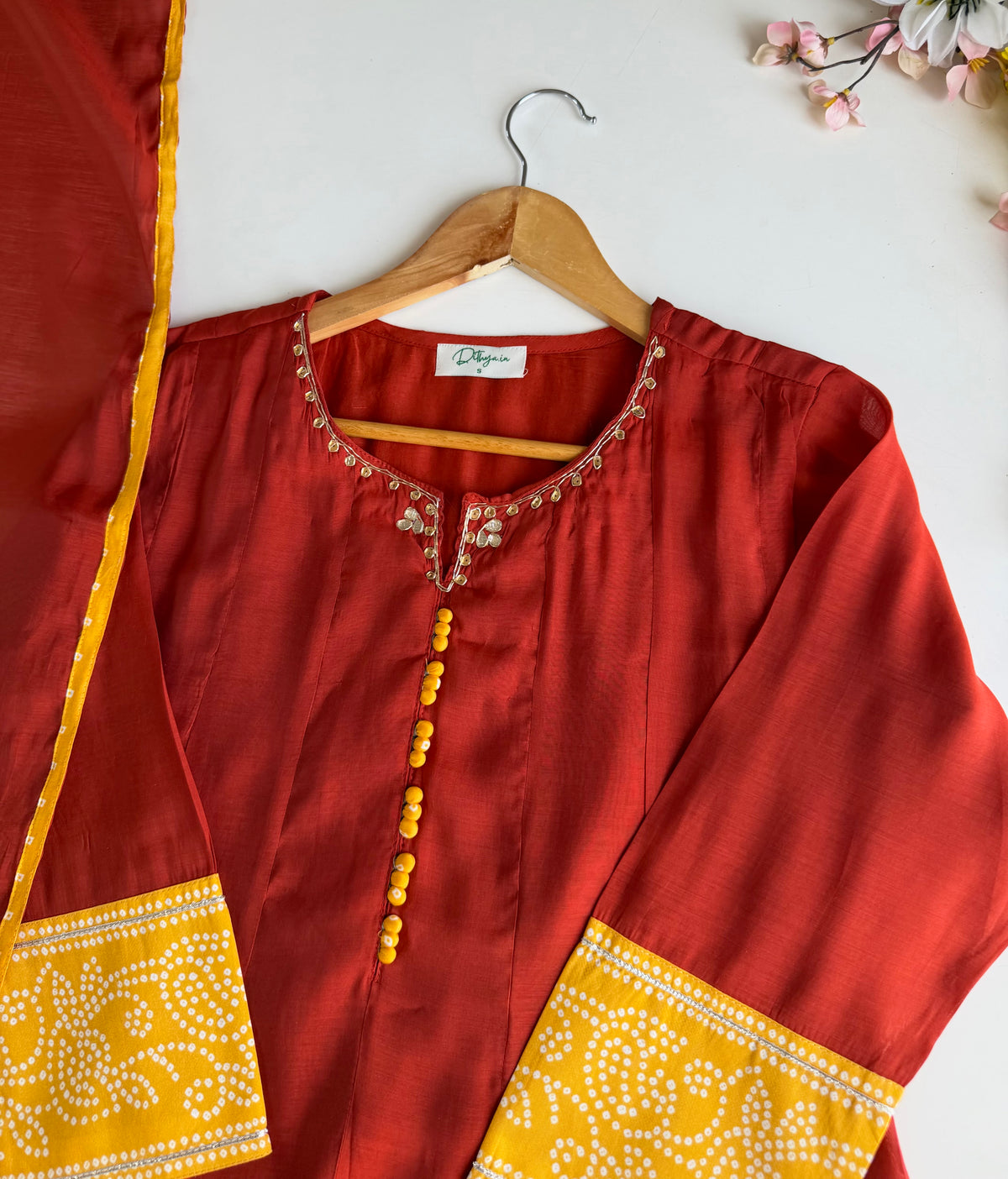 K692 - Surat Mul Chanderi Anarkali mit Handarbeit, Hose und Dupatta