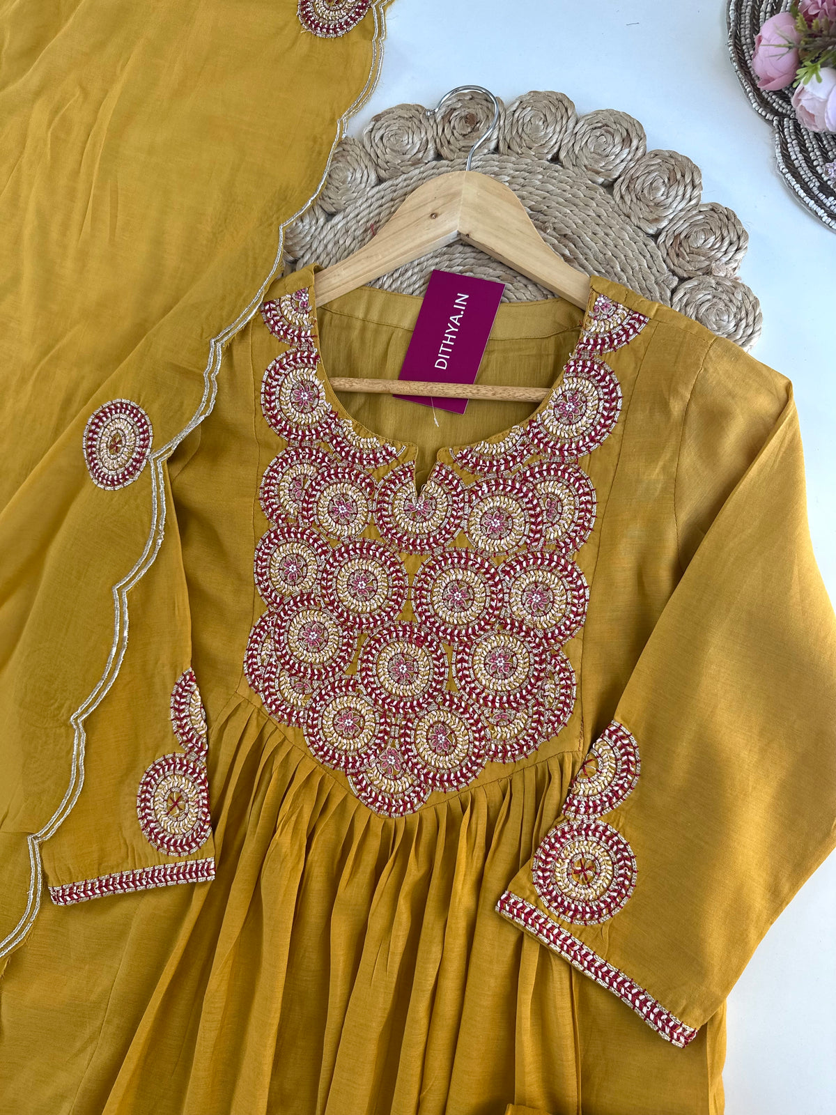 K169 - Mul Chanderi A-Linien-Kurti mit Handarbeit, Hose und Dupatta