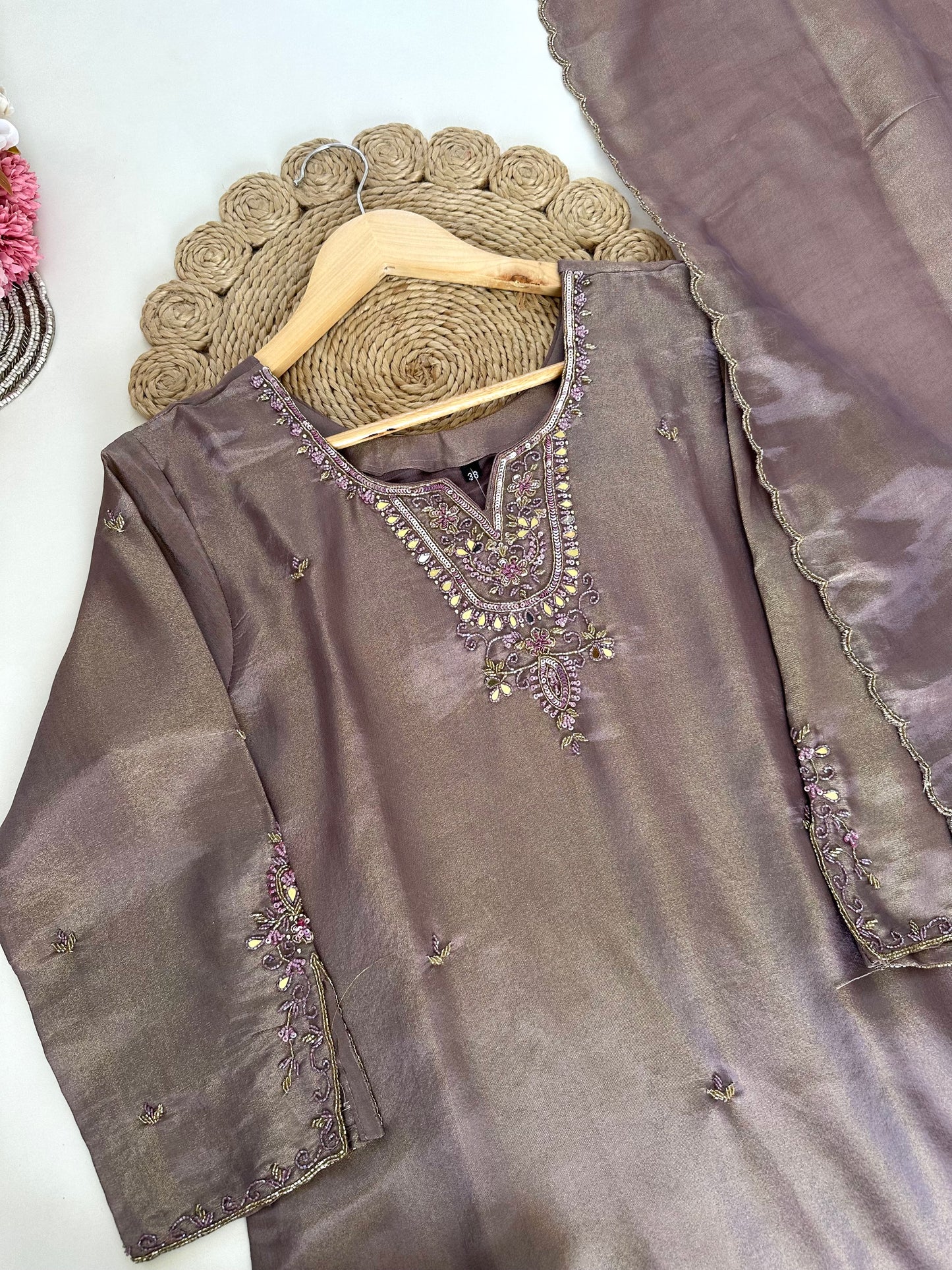 K155 - Kurzer Kurti aus handbearbeiteter Tissue-Seide mit Palazzo und Dupatta