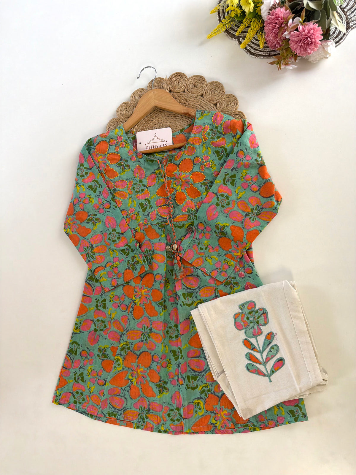 K357 - Kurzer, bestickter Kurti aus reiner Mul-Baumwolle mit Hose