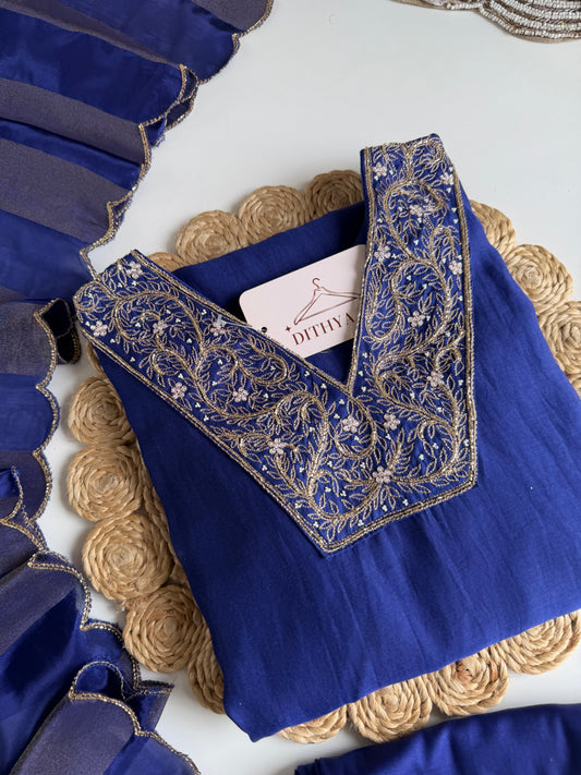 K699 - A-Linien-Kurti aus russischer Seide in Handarbeit mit Hose und Dupatta