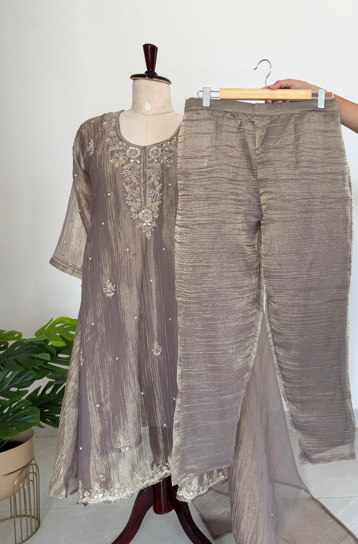 K712 – Anarkali aus gecrushtem Glas-Gewebe mit Handarbeit, inklusive Hose und Dupatta, in 2 Farben
