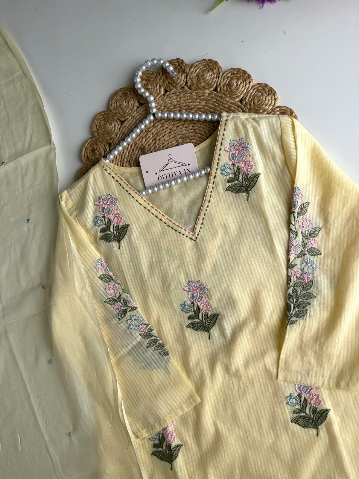 K678 – Gerader Kurti aus Mul-Baumwolle mit Stickerei, inklusive Hose und Dupatta