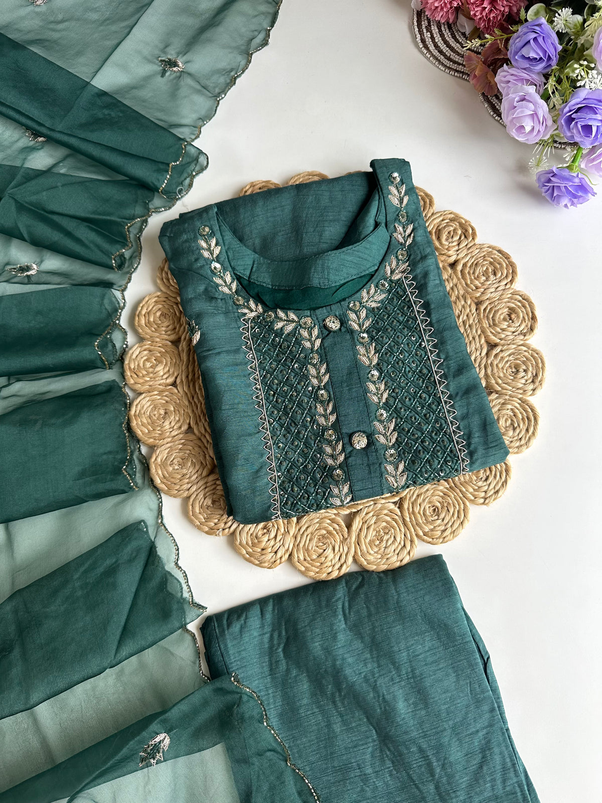 D080 – Gerader Kurti aus Dola-Seide mit Hose und Dupatta