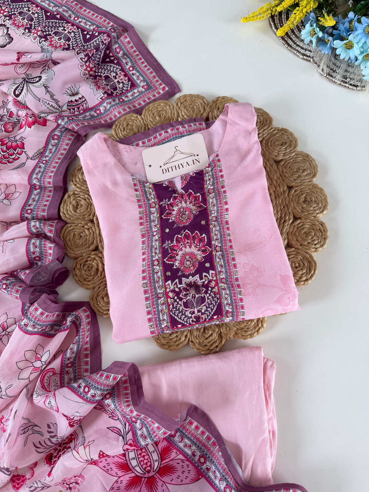 K452 – Bedruckte, gerade geschnittene Musselin-Kurti mit Hose und Dupatta