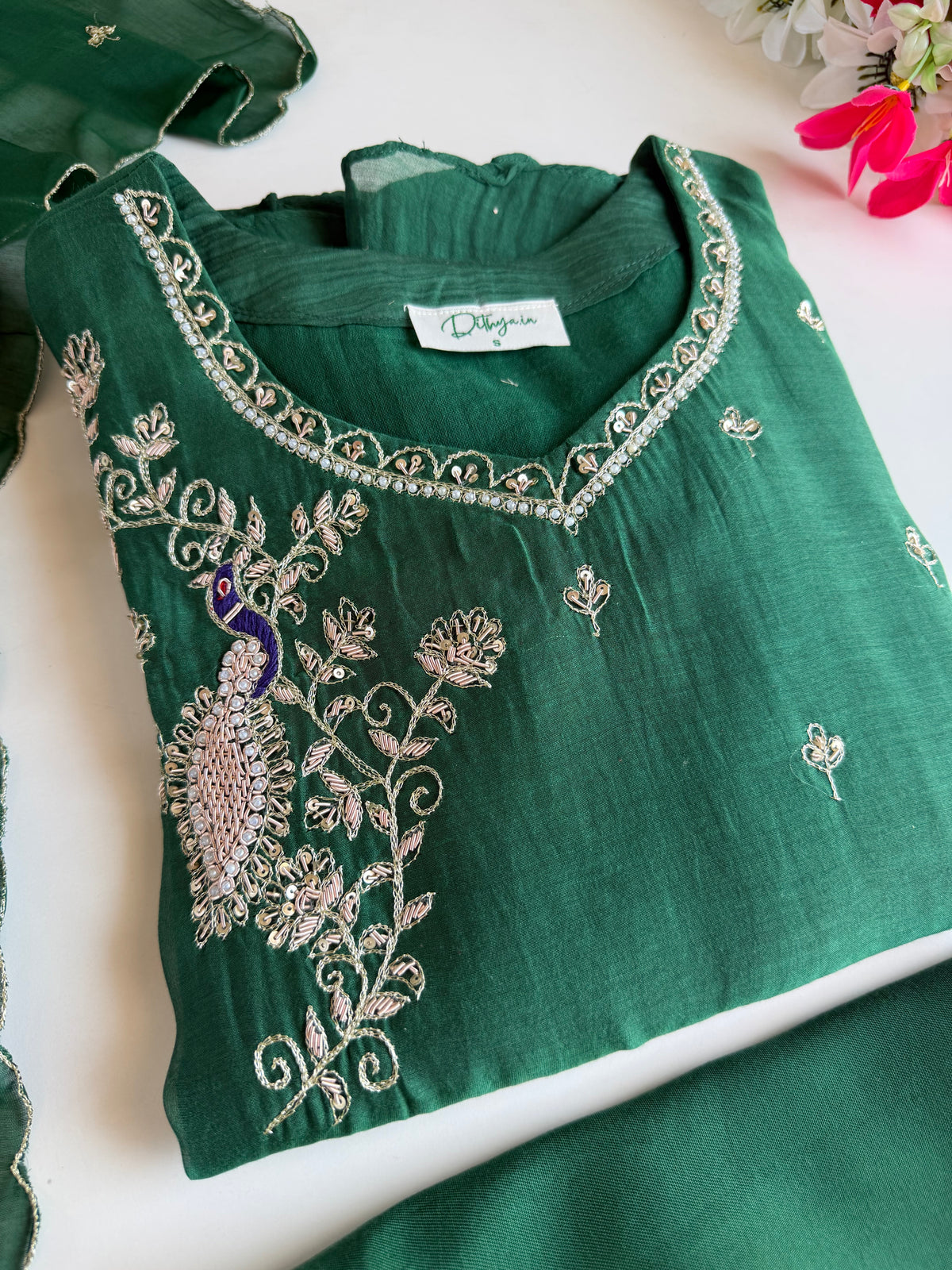 K691 - Banarasi-Mul-Chanderi-A-Linien-Kurti mit Handarbeit, Hose und Dupatta