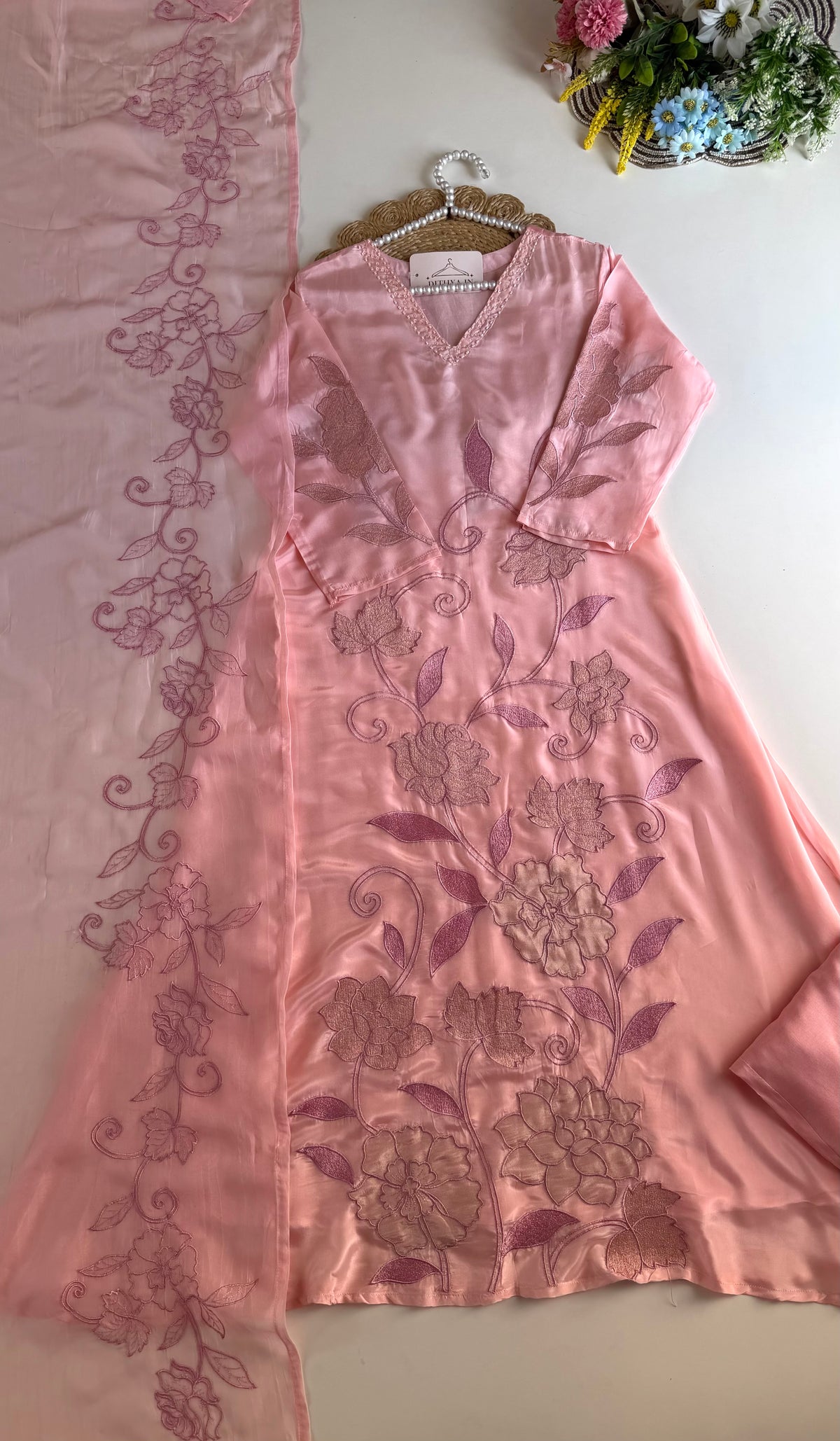 K393 – A-Linien-Kurti mit Viskose-Organza-Applikationen, dazu Hose und Dupatta