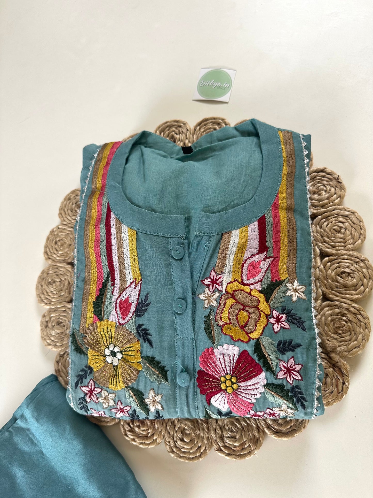 K066 – Bestickte A-Linien-Kurti aus Mul-Chanderi mit Hose in 2 Farben