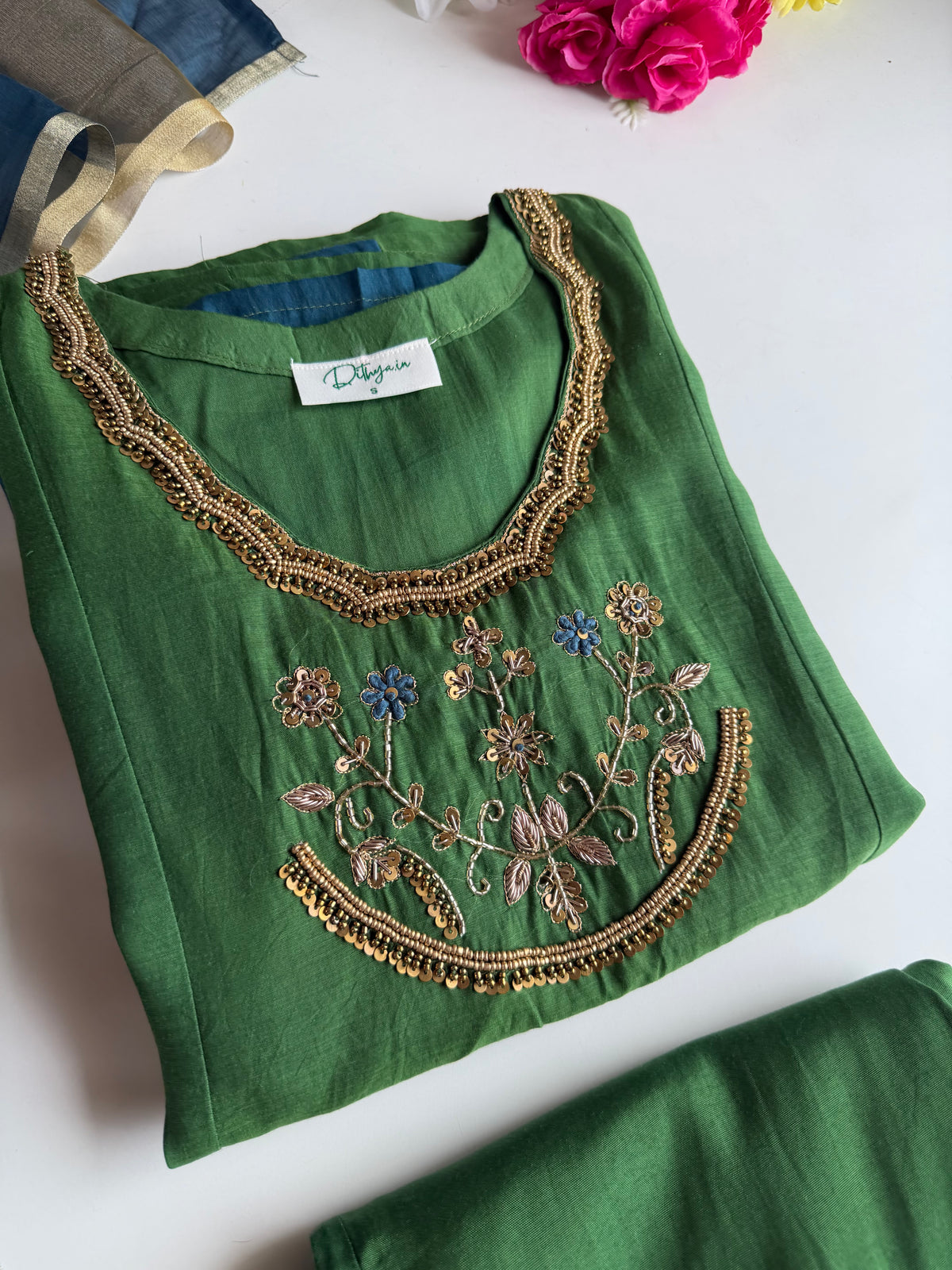 K345 - Anarkali aus Mul-Chanderi mit Handarbeit, Hose und Dupatta