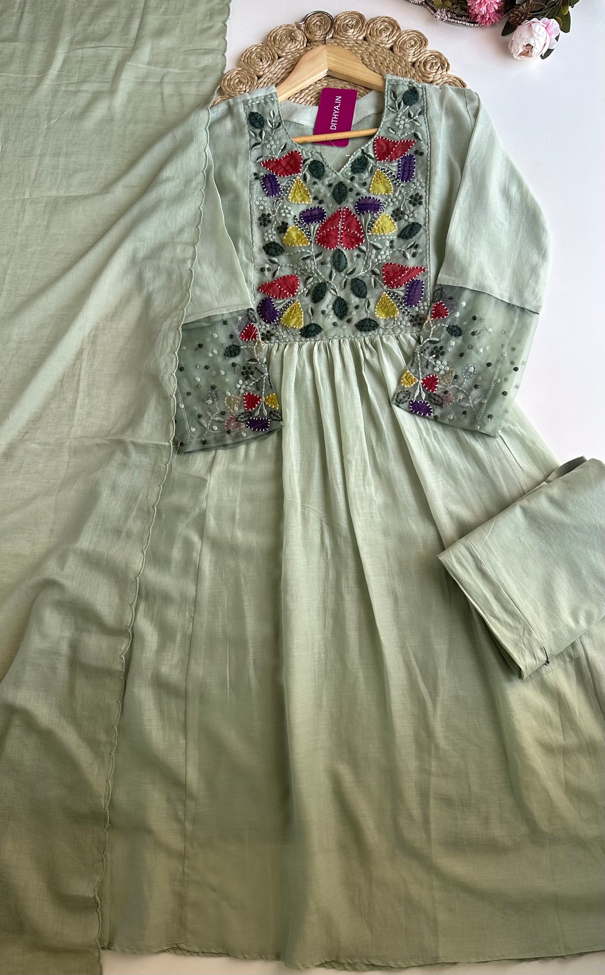 K050 – A-Linien-Kurti aus Chanderi-Mischgewebe mit Applikationsstickerei, dazu Hose und Dupatta in 2 Farben