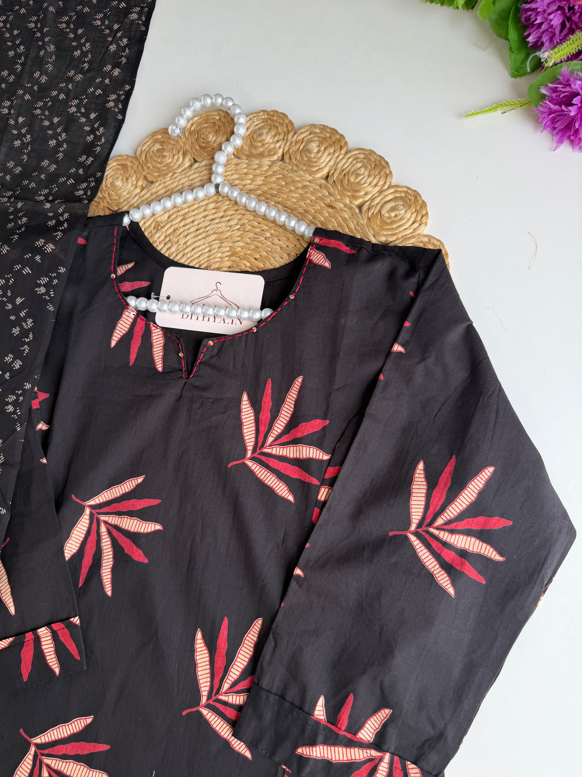 K348 - A-Linien-Kurti aus bestickter Mull-Baumwolle mit Hose und Dupatta
