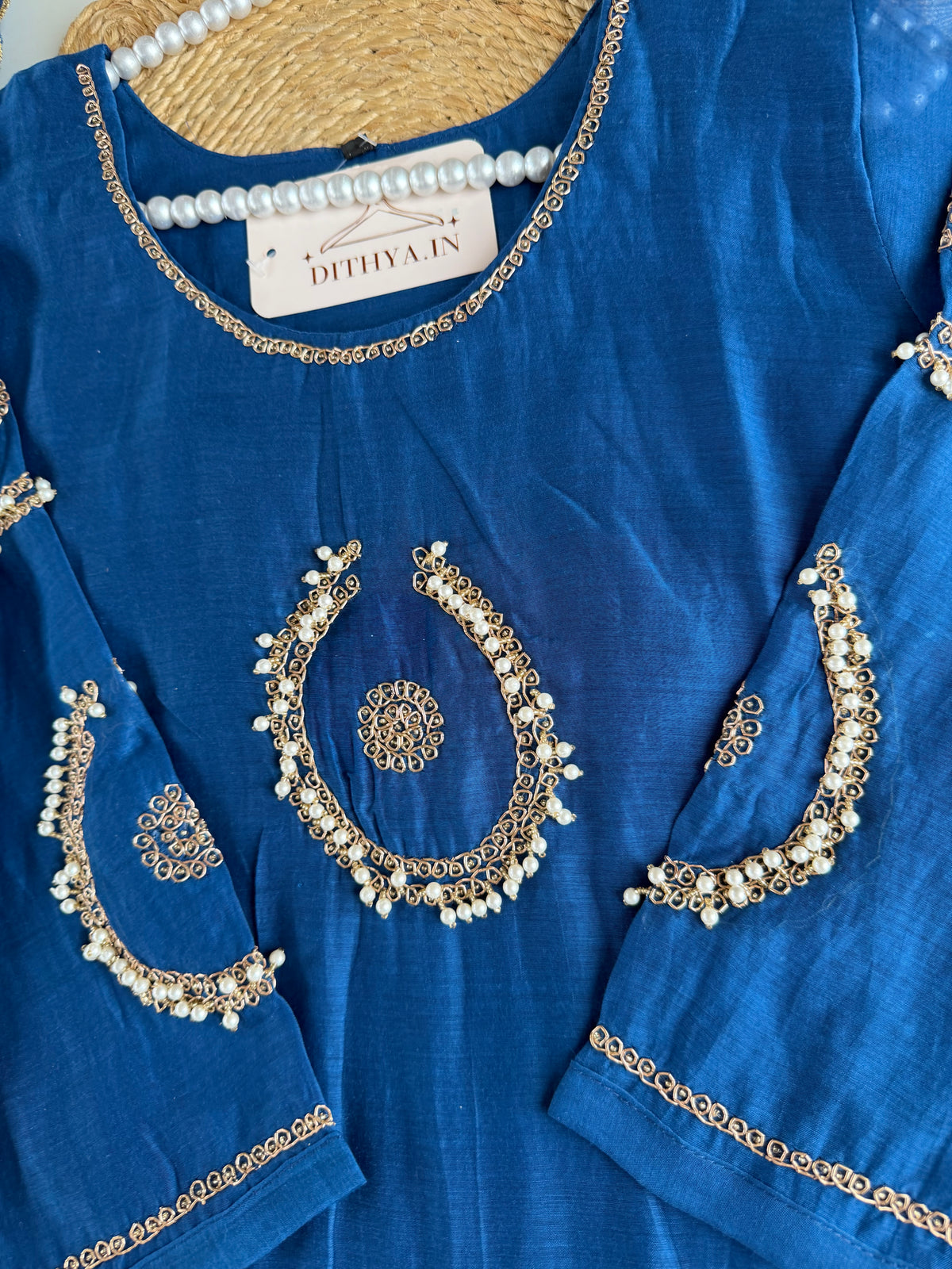 K261 - A-Linien-Kurti aus Mul-Chanderi mit Handstickerei, dazu Hose und Dupatta
