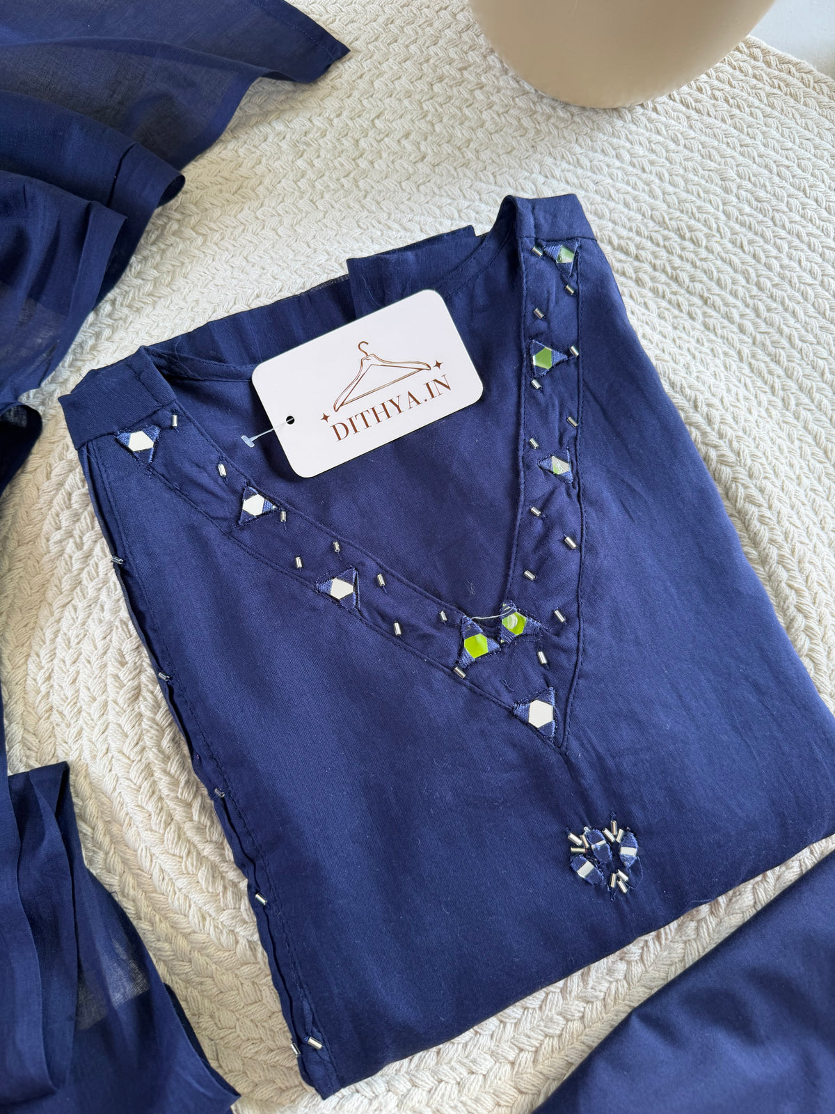 K300 – A-Linien-Kurti aus Mul-Baumwolle mit Spiegelstickerei, inklusive Hose und Dupatta, in 2 Farben