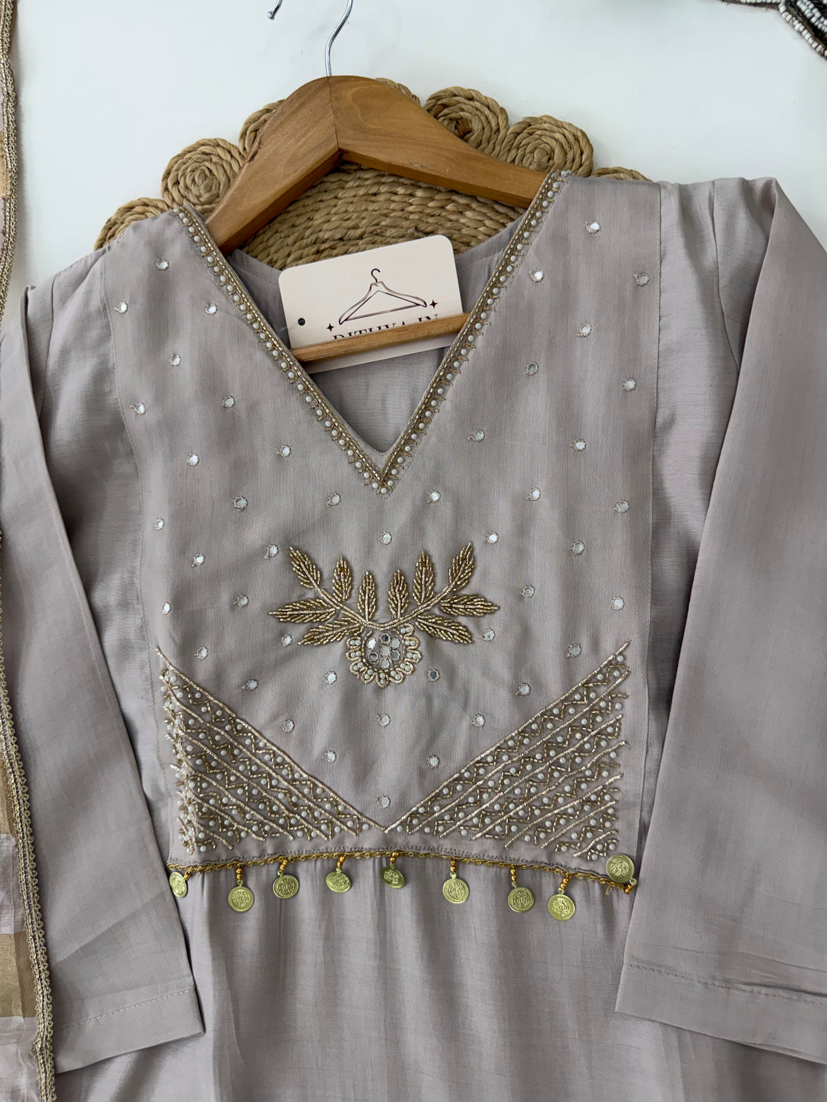 K566 - Anarkali aus Kunstseide mit Handstickerei, dazu Hose und Dupatta, in 2 Farben erhältlich