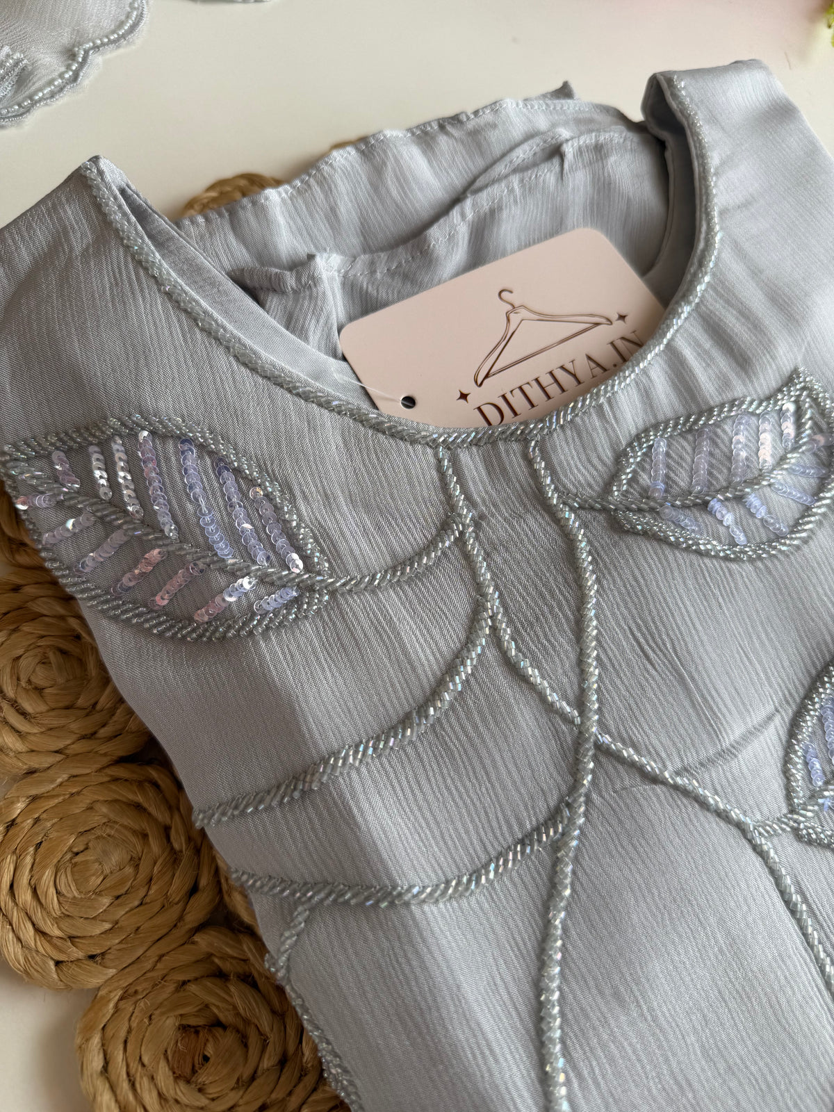 K244 - A-Linien-Kurti aus reinem Chinnon mit Handarbeit, dazu Hose und Dupatta
