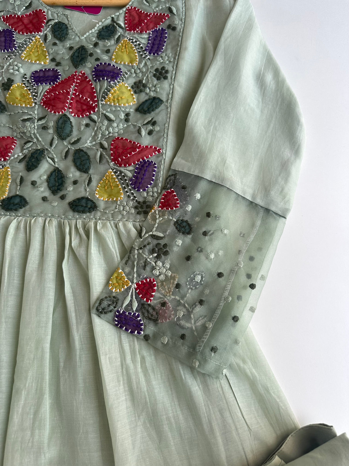 K050 – A-Linien-Kurti aus Chanderi-Mischgewebe mit Applikationsstickerei, dazu Hose und Dupatta in 2 Farben