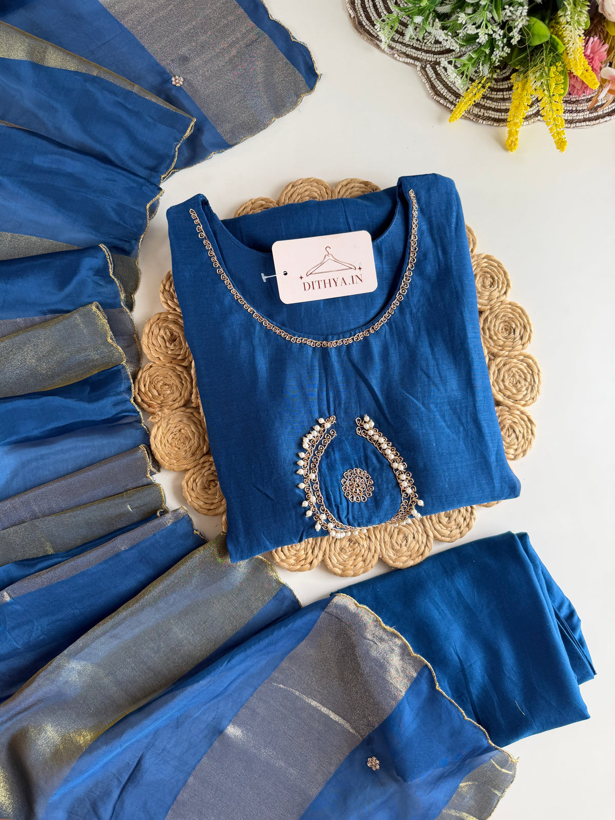 K261 - A-Linien-Kurti aus Mul-Chanderi mit Handstickerei, dazu Hose und Dupatta