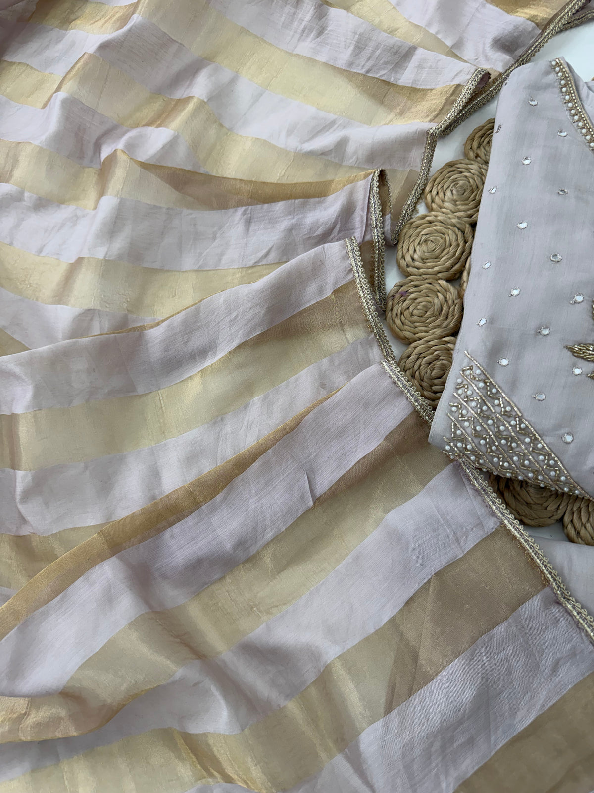 K566 - Anarkali aus Kunstseide mit Handstickerei, dazu Hose und Dupatta, in 2 Farben erhältlich