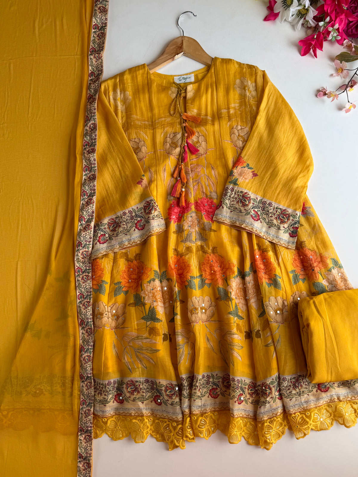 K095 - மஸ்லின் பூ வடிவ எம்பிராய்டரி ஃபர்ஷி சல்வார், பேன்ட் மற்றும் ஷிஃபான் துப்பட்டாவுடன்