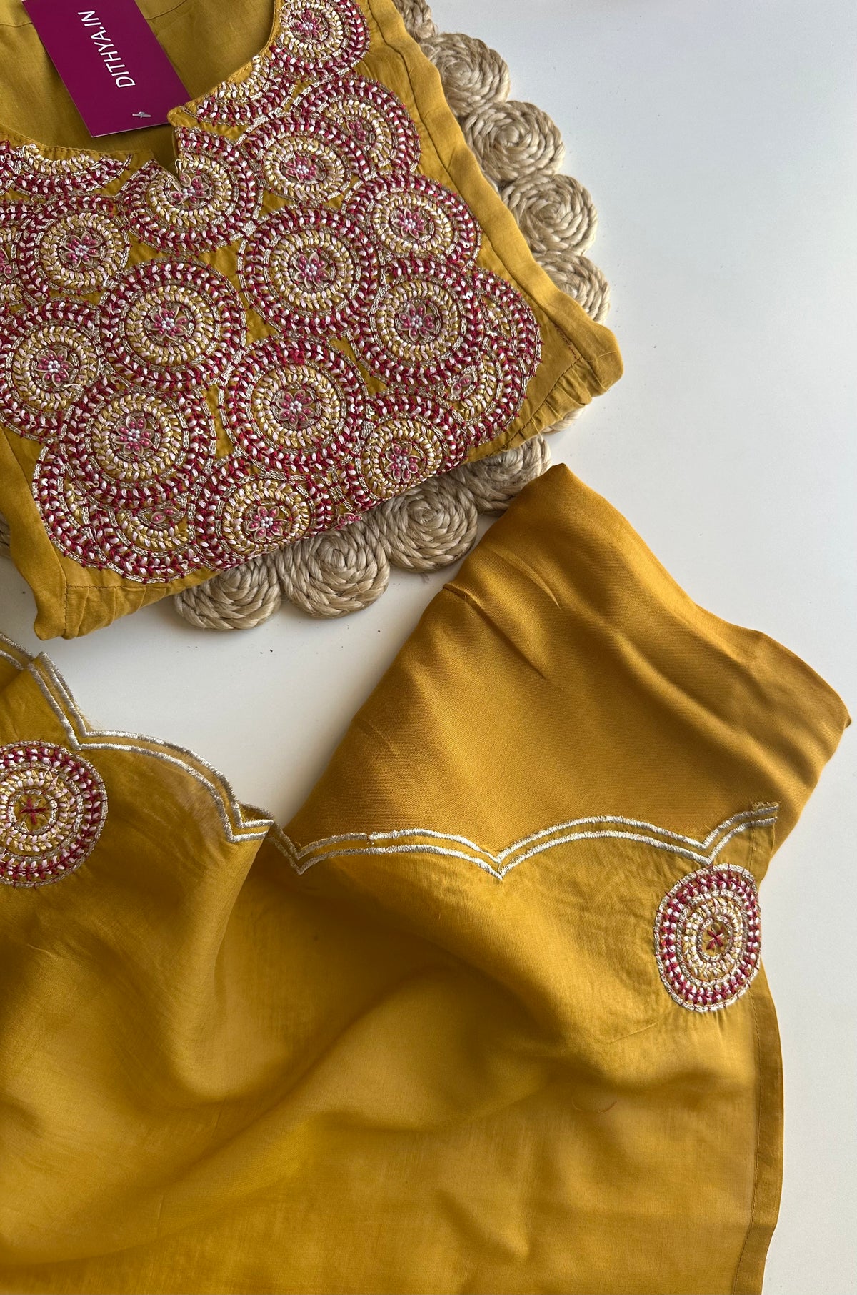 K169 - Mul Chanderi A-Linien-Kurti mit Handarbeit, Hose und Dupatta