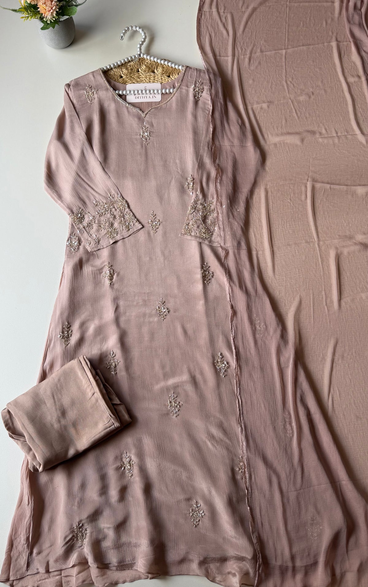 K365 – A-Linien-Kurti aus reinem Chinnon mit Handstickerei, inklusive Hose und Dupatta