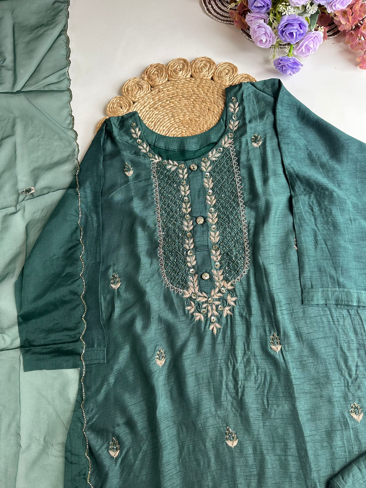 D080 – Gerader Kurti aus Dola-Seide mit Hose und Dupatta