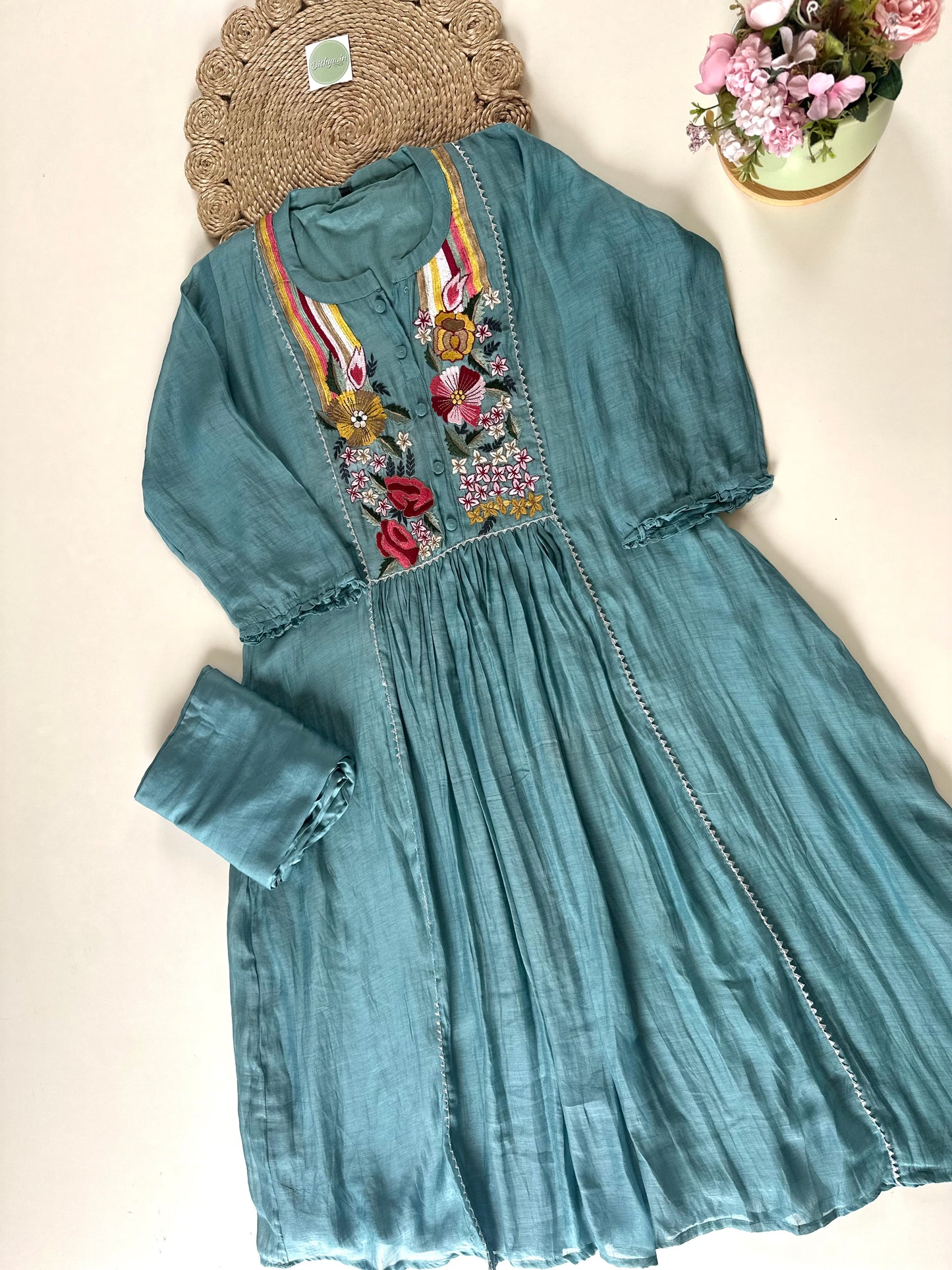 K066 – Bestickte A-Linien-Kurti aus Mul-Chanderi mit Hose in 2 Farben