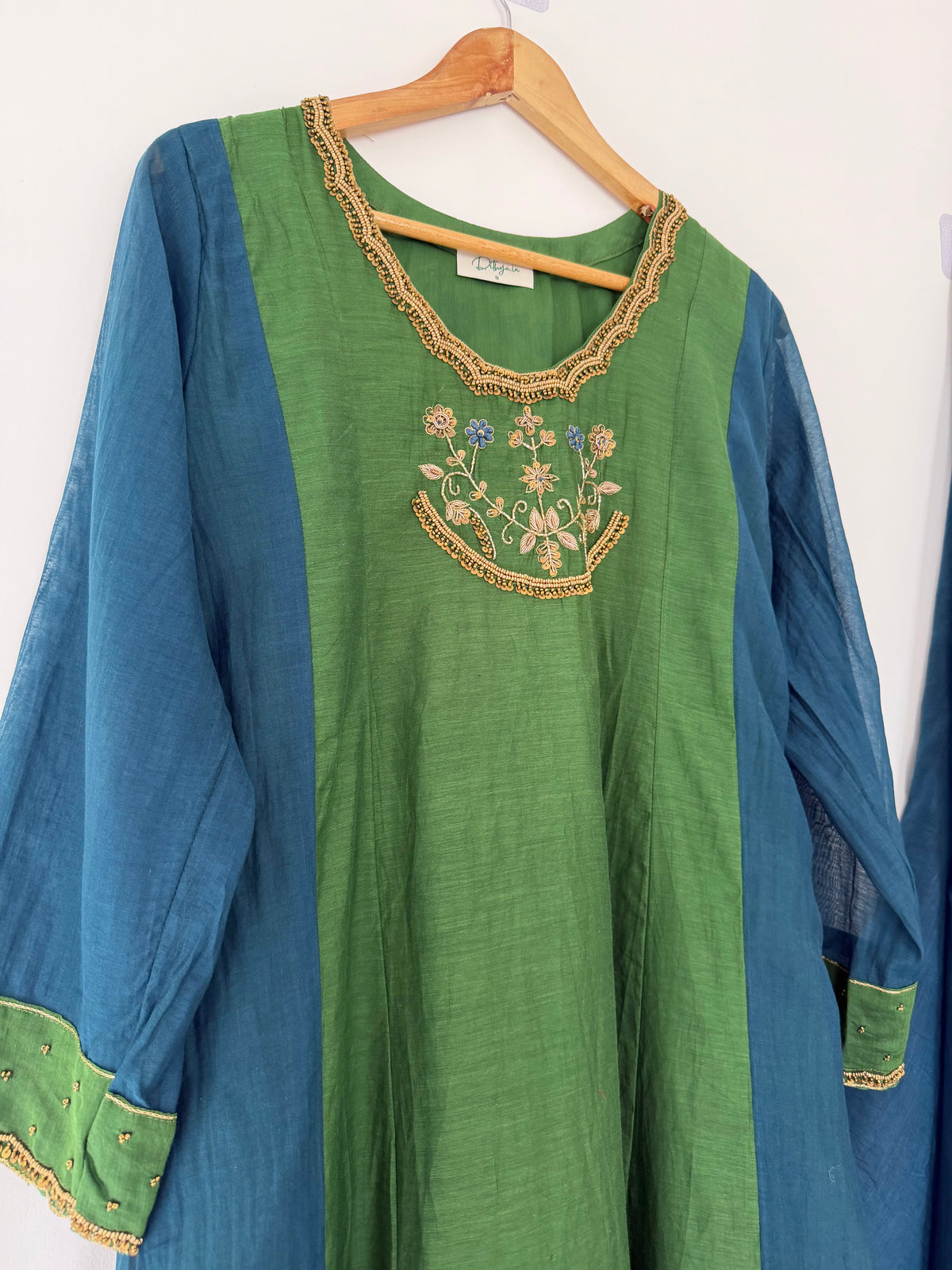 K345 - Anarkali aus Mul-Chanderi mit Handarbeit, Hose und Dupatta