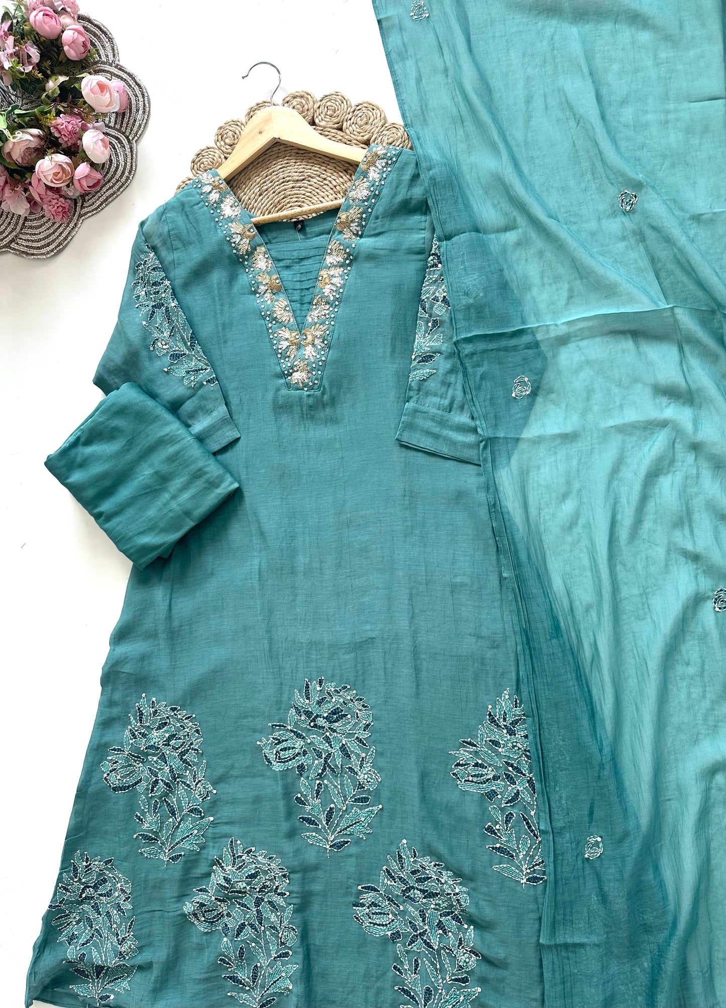 K003 – A-Linien-Kurti aus Mul-Chanderi mit Handarbeit, Hose und Dupatta in 4 Farben