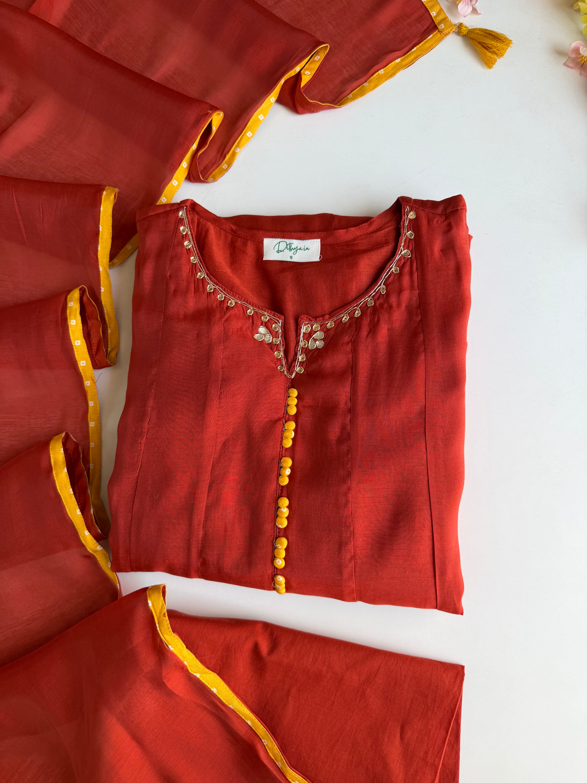K692 - Surat Mul Chanderi Anarkali mit Handarbeit, Hose und Dupatta
