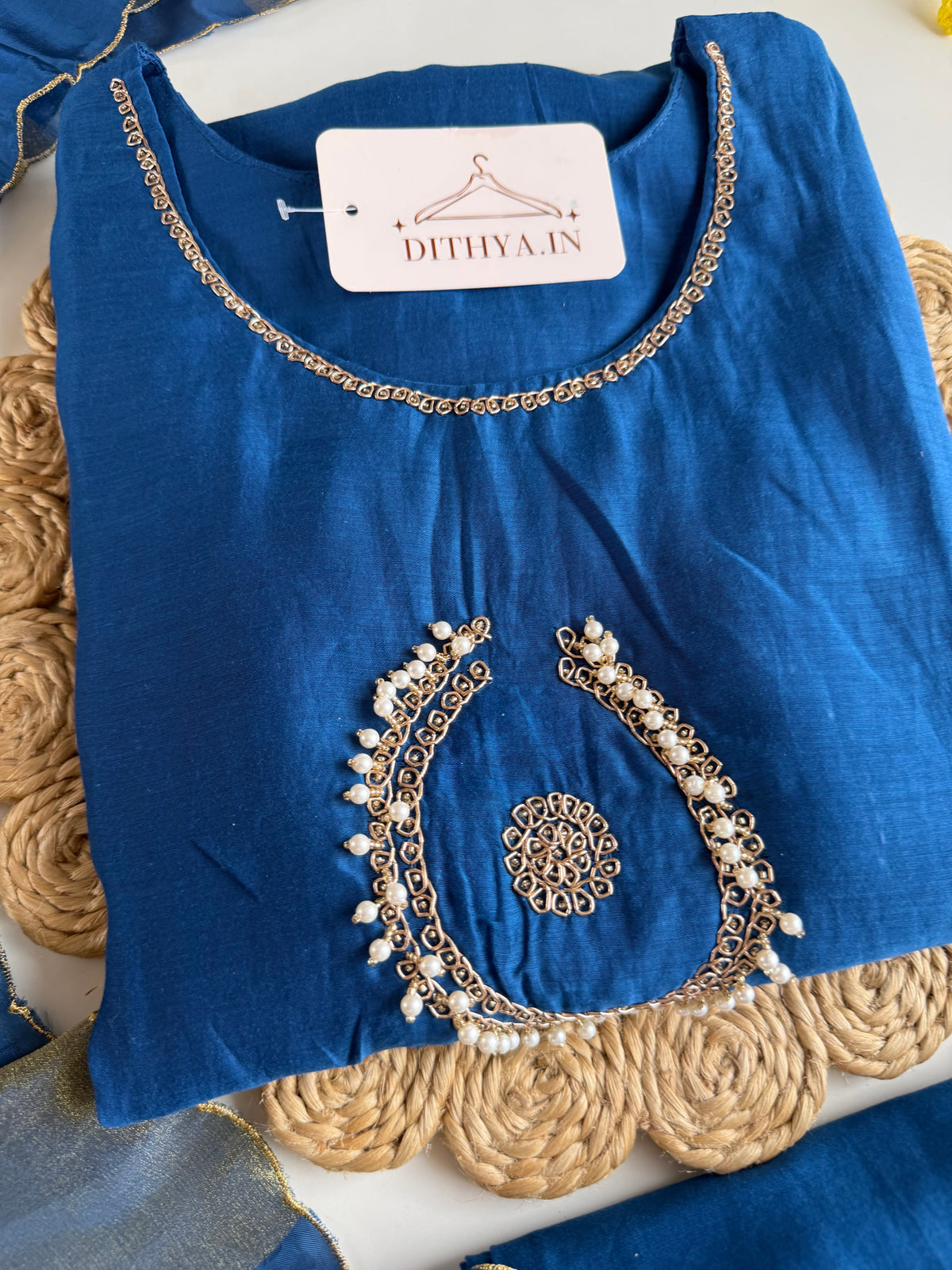 K261 - A-Linien-Kurti aus Mul-Chanderi mit Handstickerei, dazu Hose und Dupatta