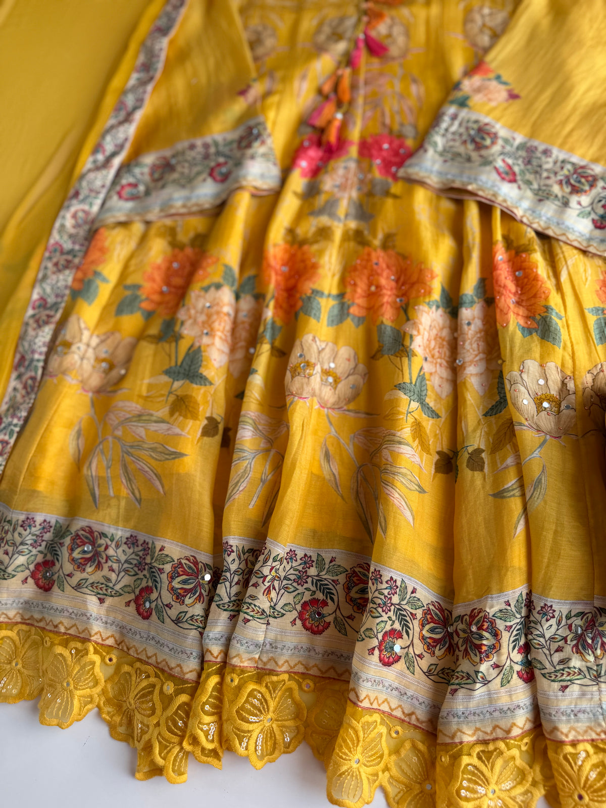 K095 - மஸ்லின் பூ வடிவ எம்பிராய்டரி ஃபர்ஷி சல்வார், பேன்ட் மற்றும் ஷிஃபான் துப்பட்டாவுடன்