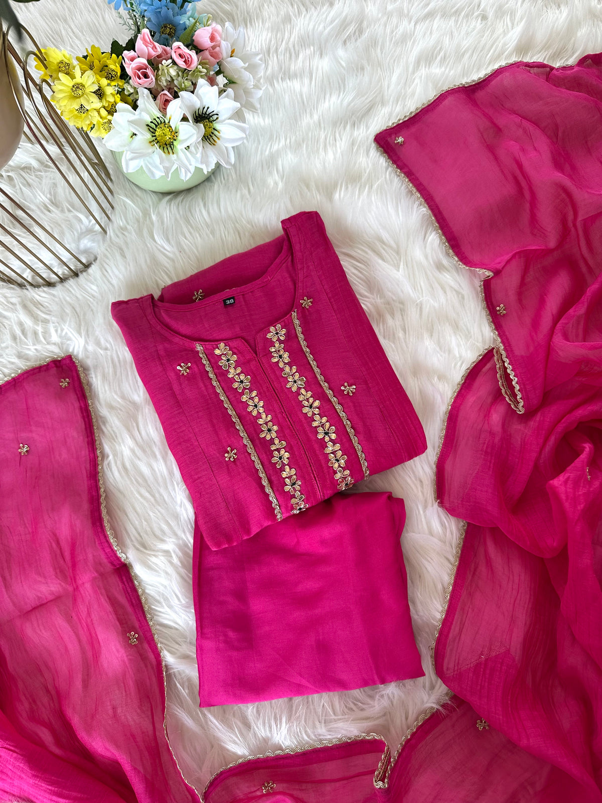 K142 - A-Linien-Kurti aus Mul-Chanderi mit Gota-Stickerei, dazu Hose und Dupatta